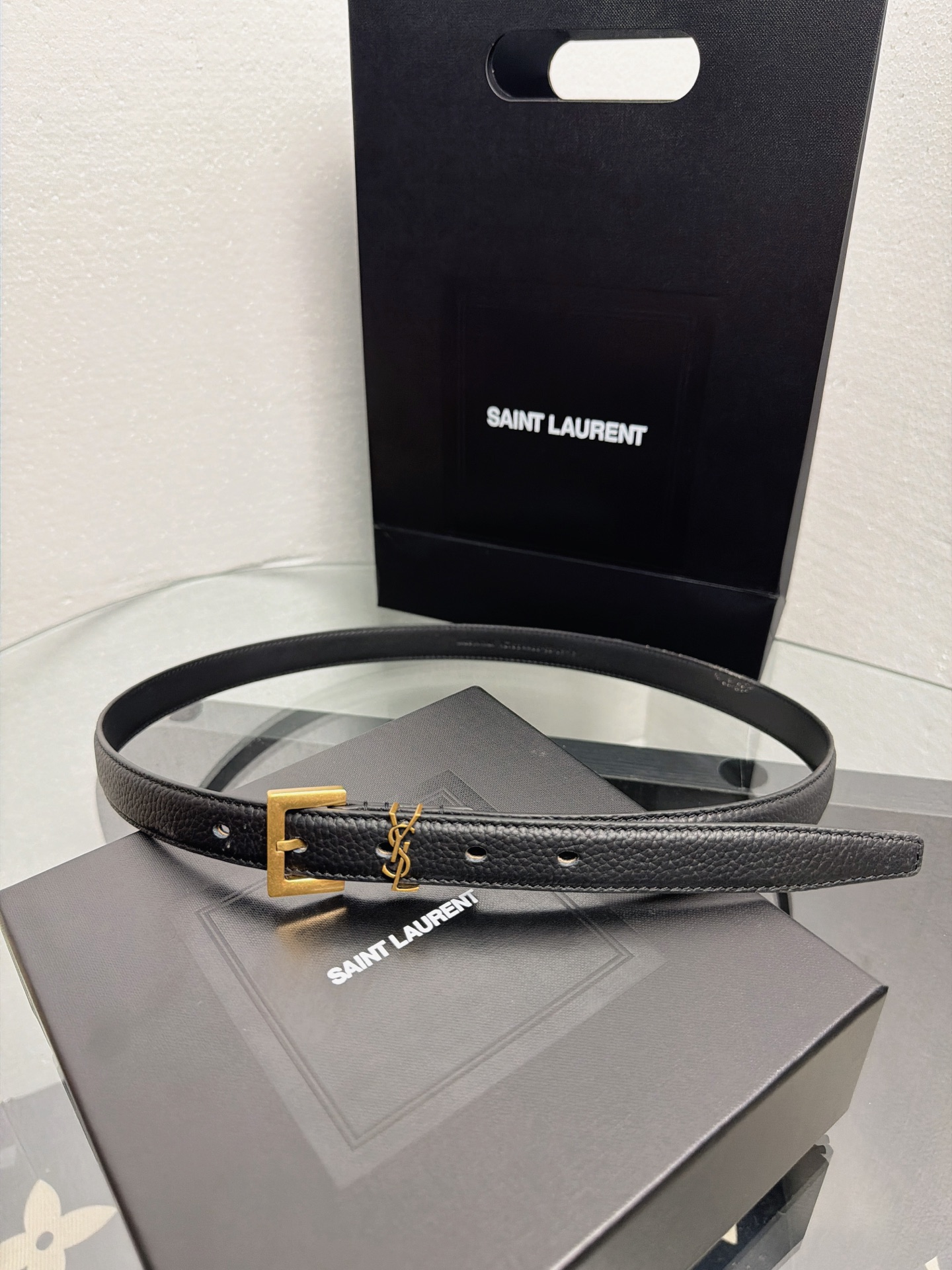 YSL 黑色荔枝纹牛皮金扣腰带，品牌标志性logo搭配复古金扣，荔枝纹皮革质感细腻耐磨，简约百搭，轻松提
