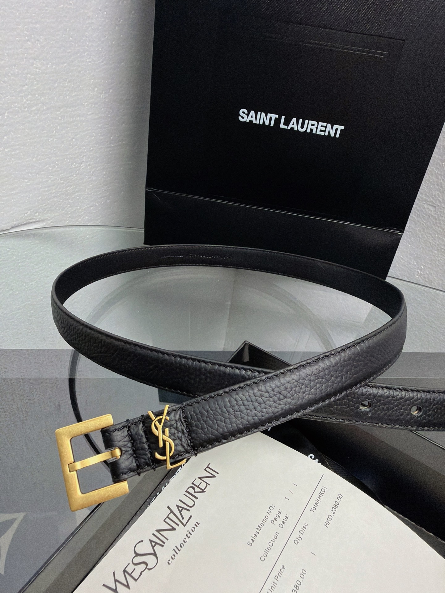 YSL 黑色荔枝纹牛皮金扣腰带，品牌标志性logo搭配复古金扣，荔枝纹皮革质感细腻耐磨，简约百搭，轻松提