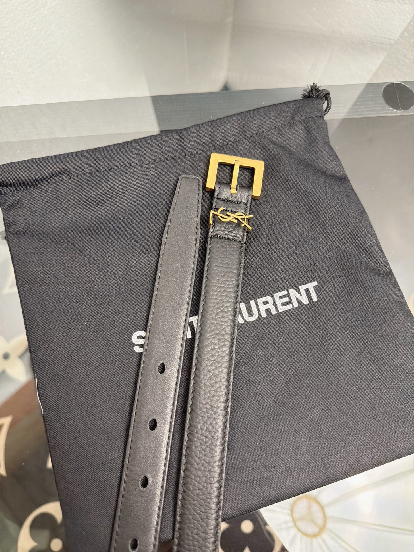 YSL 黑色荔枝纹牛皮金扣腰带，品牌标志性logo搭配复古金扣，荔枝纹皮革质感细腻耐磨，简约百搭，轻松提