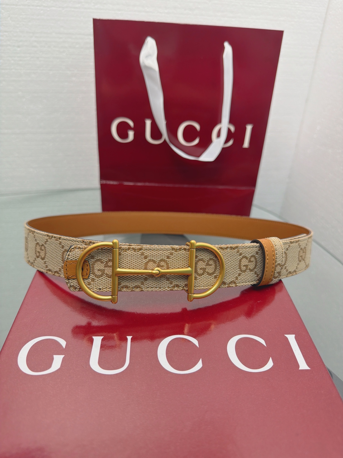 这是一条Gucci古驰马衔扣老花腰带，采用品牌标志性GG帆布面料，搭配复古做旧金扣与焦糖色皮革细节，自带