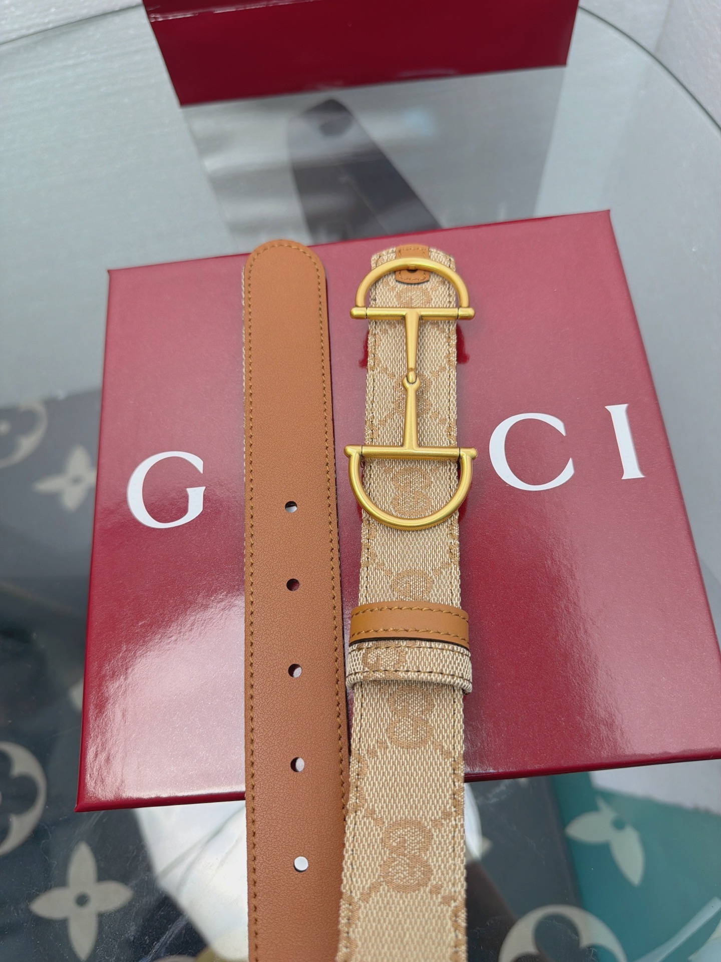 这是一条Gucci古驰马衔扣老花腰带，采用品牌标志性GG帆布面料，搭配复古做旧金扣与焦糖色皮革细节，自带