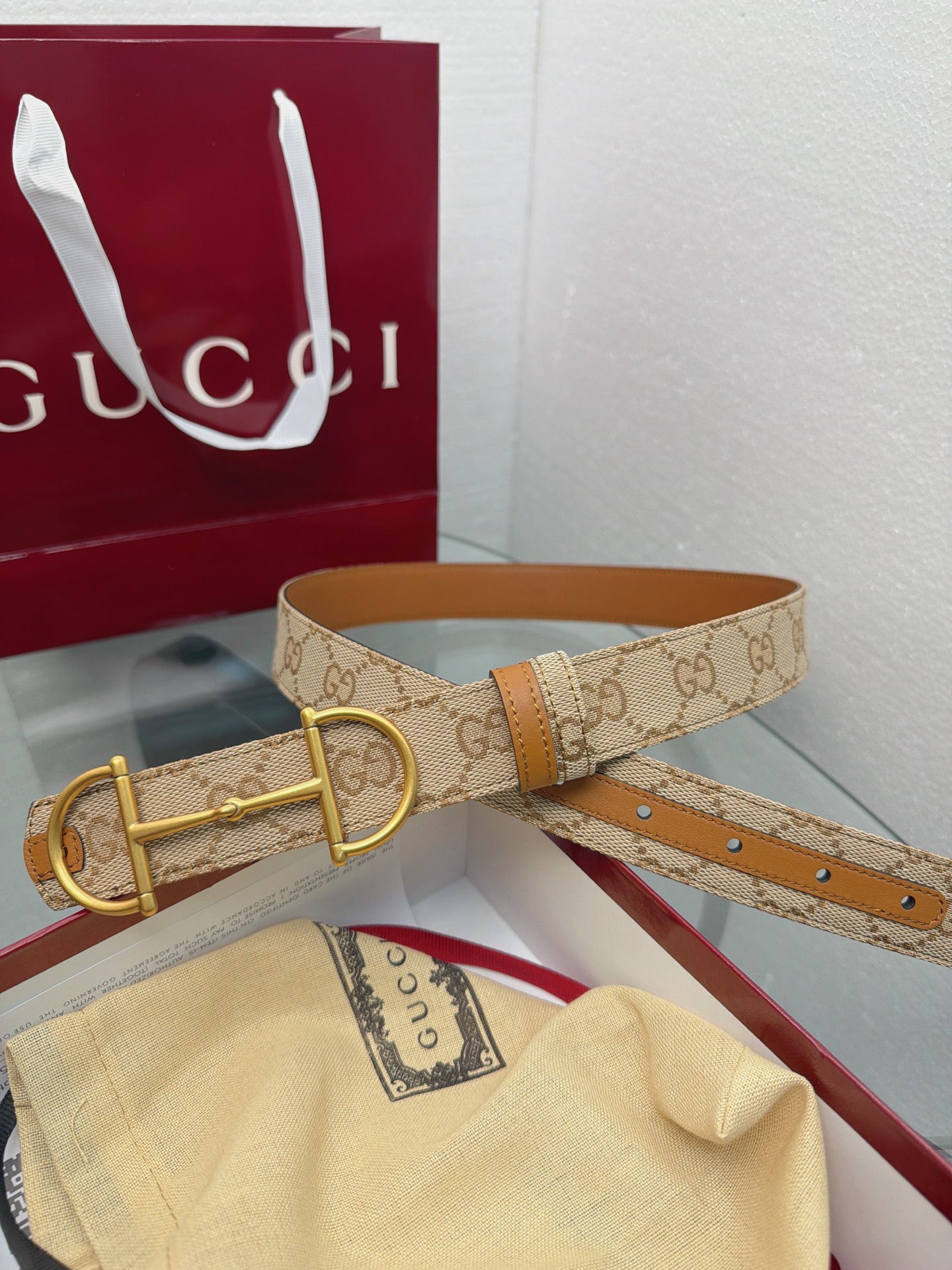 这是一条Gucci古驰马衔扣老花腰带，采用品牌标志性GG帆布面料，搭配复古做旧金扣与焦糖色皮革细节，自带