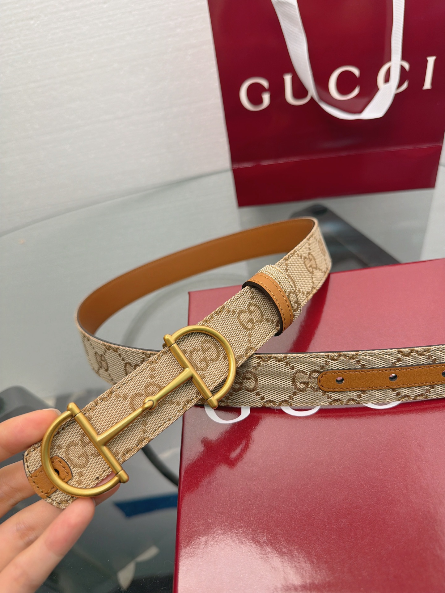 这是一条Gucci古驰马衔扣老花腰带，采用品牌标志性GG帆布面料，搭配复古做旧金扣与焦糖色皮革细节，自带