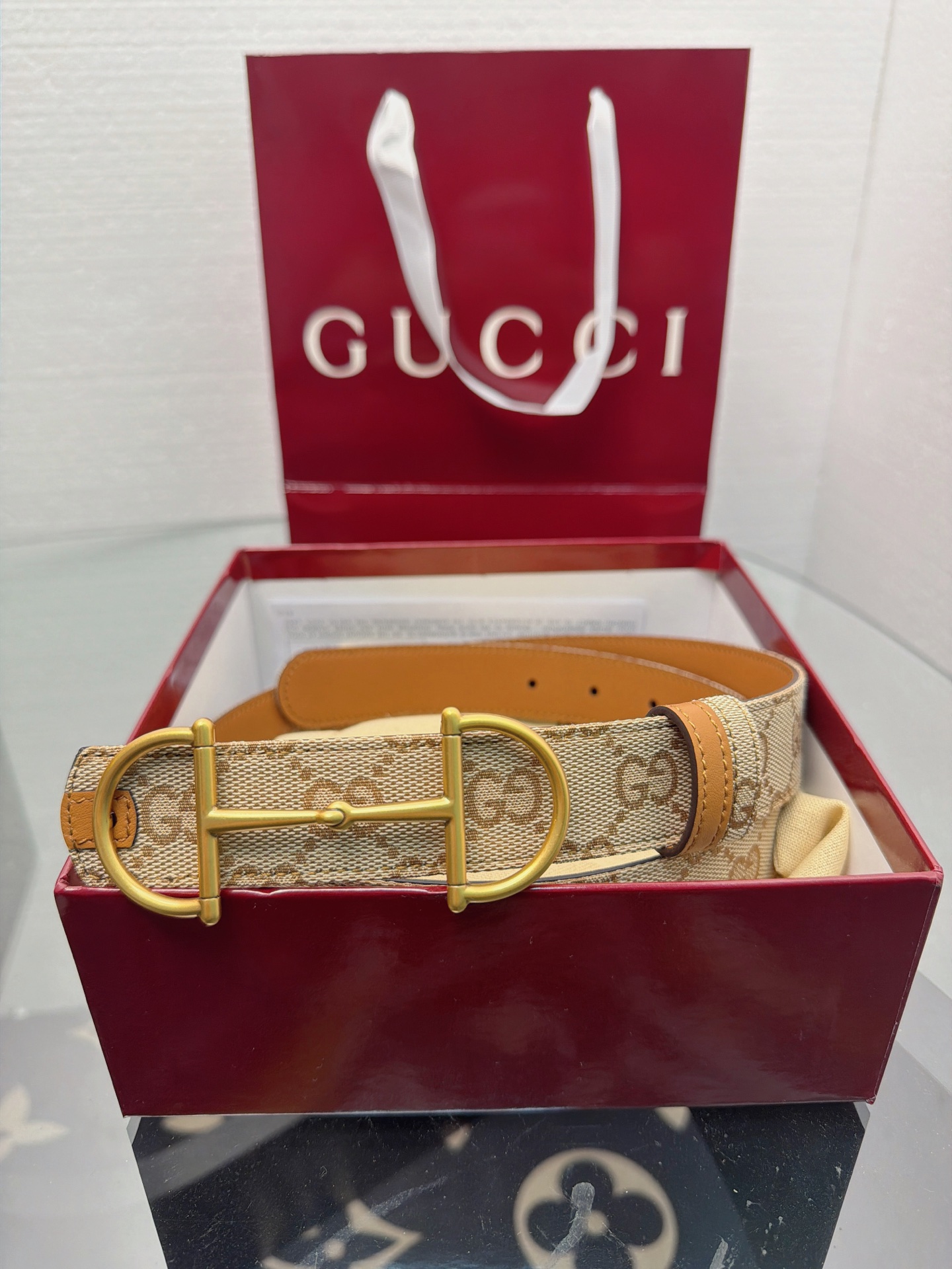 这是一条Gucci古驰马衔扣老花腰带，采用品牌标志性GG帆布面料，搭配复古做旧金扣与焦糖色皮革细节，自带
