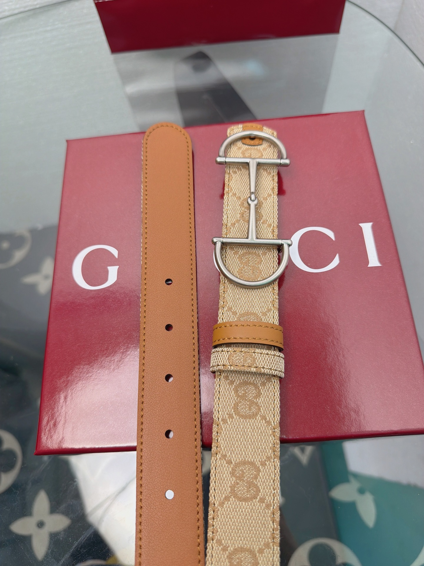 Gucci古驰马衔扣老花腰带（银扣款）经典GG老花帆布搭配焦糖色皮革包边，复古辨识度拉满。搭配做旧银色马