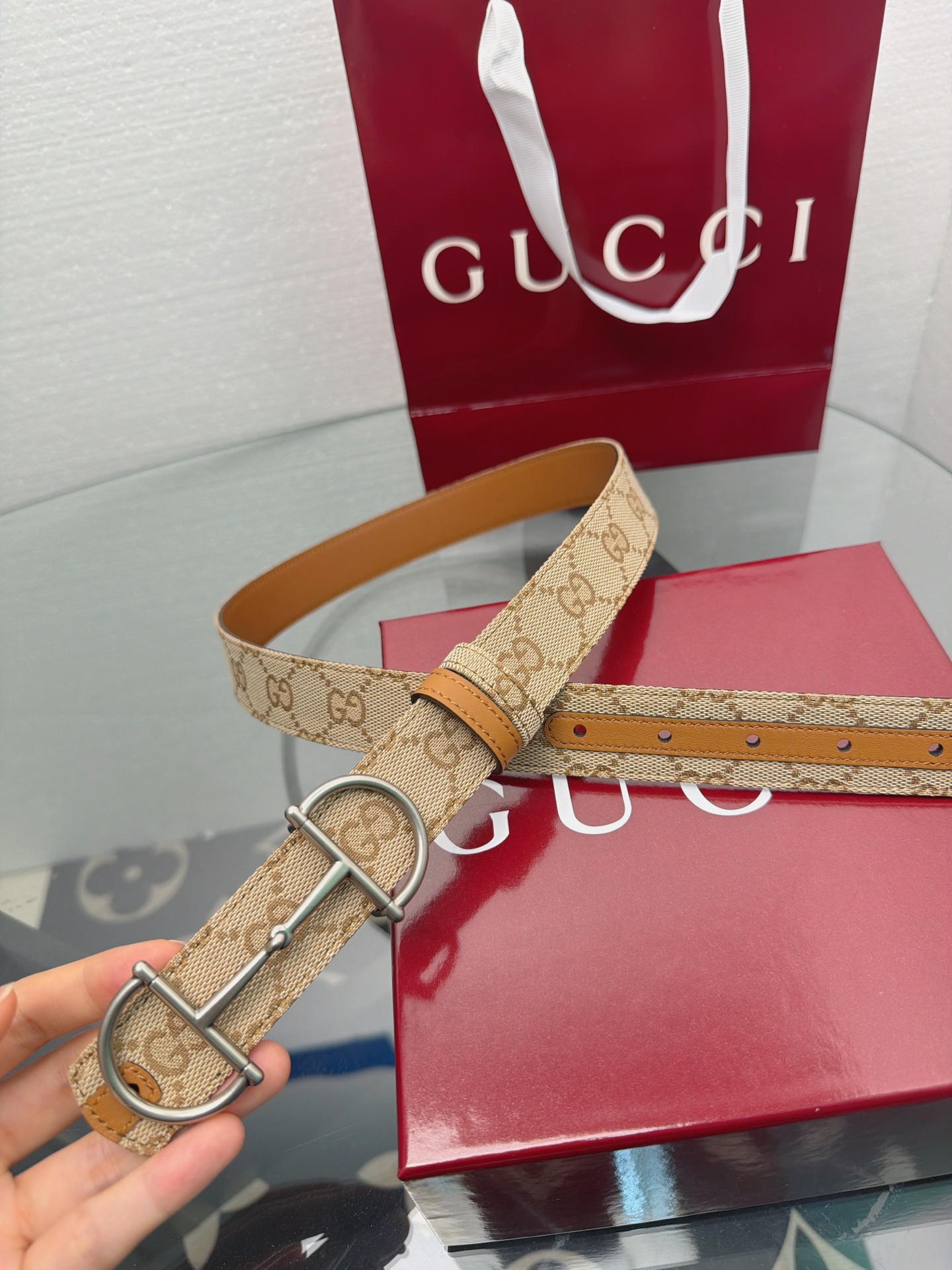 Gucci古驰马衔扣老花腰带（银扣款）经典GG老花帆布搭配焦糖色皮革包边，复古辨识度拉满。搭配做旧银色马