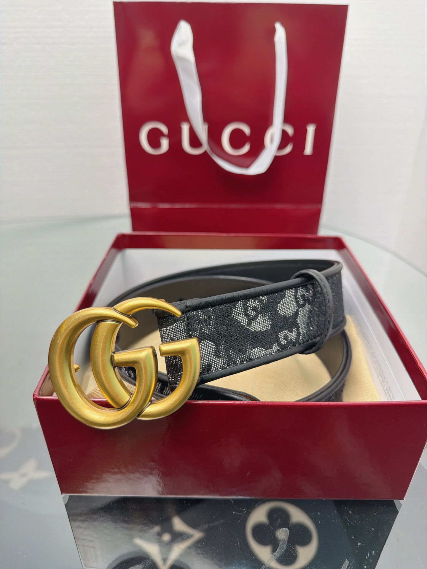 古驰经典双G腰带，复古做旧金扣辨识度十足，黑灰老花带身搭配皮质包边，质感出众。款式简约百搭，男女皆宜，适