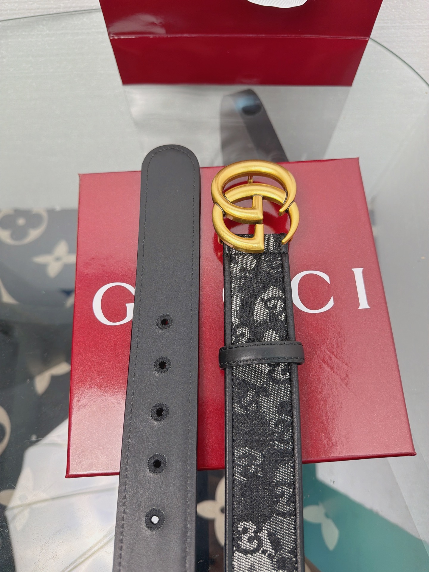 古驰经典双G腰带，复古做旧金扣辨识度十足，黑灰老花带身搭配皮质包边，质感出众。款式简约百搭，男女皆宜，适