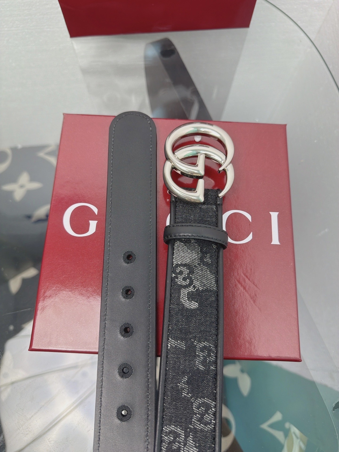 古驰经典双G腰带，亮面银扣清爽利落，标志性双G设计辨识度鲜明。黑灰老花带身辅以细腻皮质包边，肌理质感精致