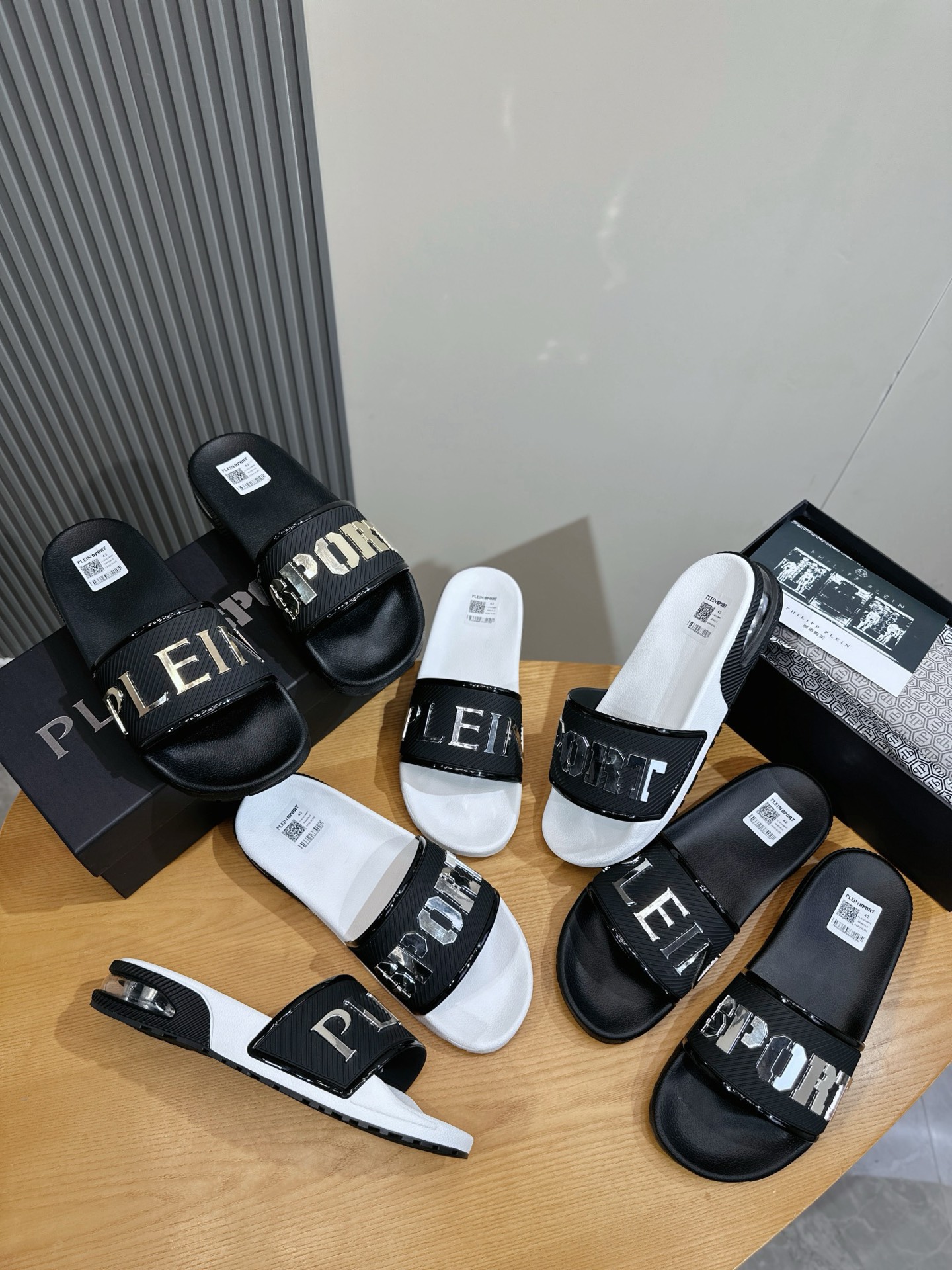 NO:828609,[Higher version of real photos] One size larger PP, PLEIN SPORT comfortable slippers, enjoy this sandal that combines sports fashion and urban luxury style. It is carefully crafted and pays attention to modern details. The insole composed of air cushion provides excellent comfort and luxurious touch. It is durable and suitable for casual or daily wear, elegant dress. Sizes 39-46, it is recommended to choose one size smaller, sandals, slippers19860909【高版本 实拍图】偏大一码 PP,PLEIN SPORT舒适拖鞋,尽情享受这款兼具运动时尚与都市奢华风范 凉鞋,经过精心打造,注重现代细节的处理,气垫组成的鞋垫提供卓越的舒适感与奢华的触感.耐用又具休闲或日常便装,高雅装扮. 尺码39-46,建议小一码选购,,sandals,slippers,Men's shoes