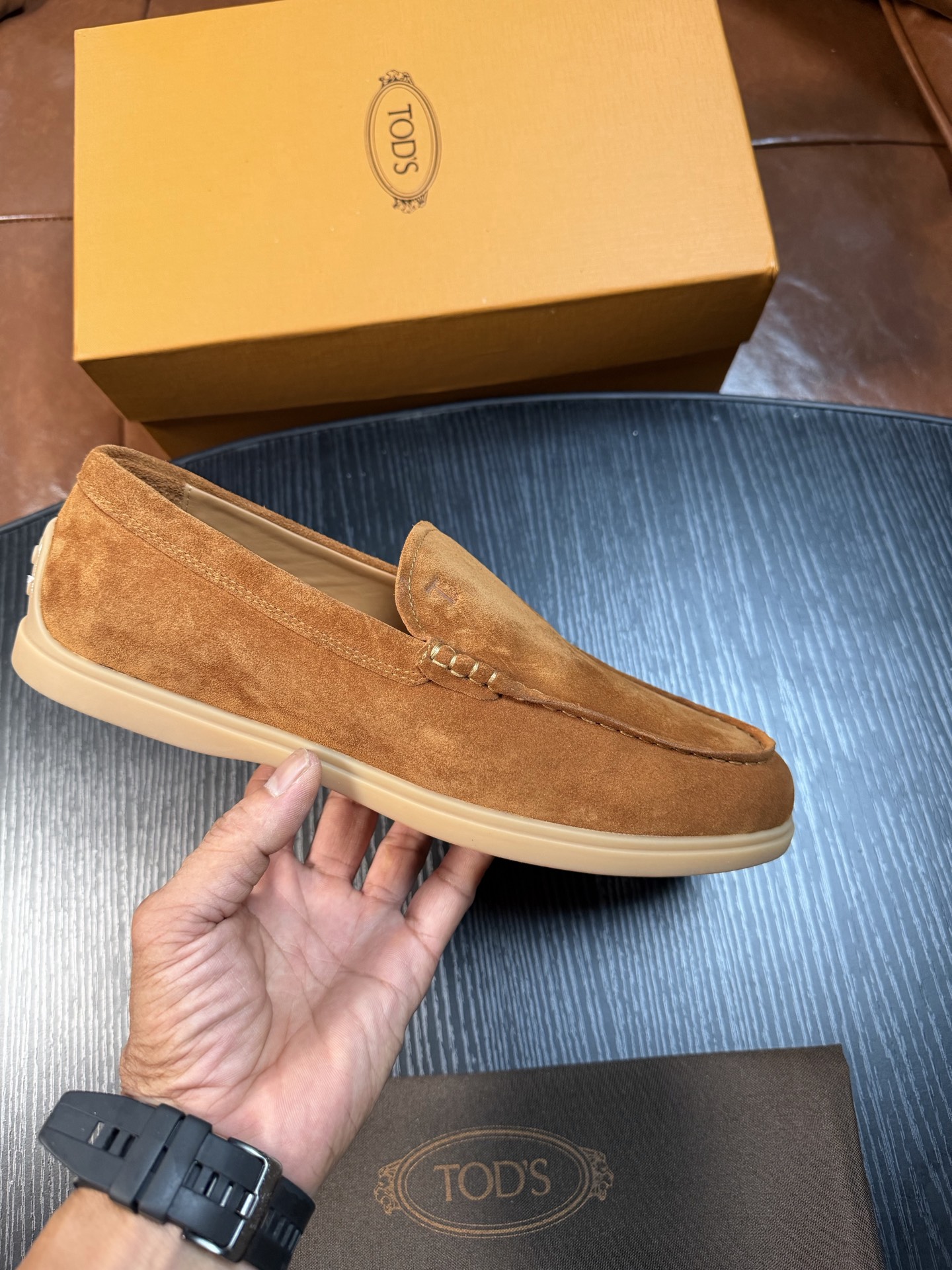 NO:888378,TODS Tods' Loaf is made of suede calfskin, with a breathable water-dyed cowhide lining, decorated with a T letter pattern, and a rubber sole with special three-dimensional details for a comfortable foot feel. It interprets craftsmanship with elegant and refined urban taste. It has exquisite workmanship, smooth and comfortable rubber soles, and is versatile for casual use. It is an evergreen shoe cabinet. Code numbers are 39-45, 38, 4647, customized, Tod's, loafers, cowhide19860909TODS托德斯本款乐福以绒面小牛皮制成,精选透气水染牛皮内里,饰以T字母图案,橡胶鞋底点缀特别的立体感细节,脚感舒适.以优雅精致的都市品位,诠释匠心工艺.做工精致,橡胶鞋底平稳舒适,休闲百搭,是鞋柜常青款.码数39-45,38,4647订做,,Tod's,loafers,cowhide,Men's shoes
