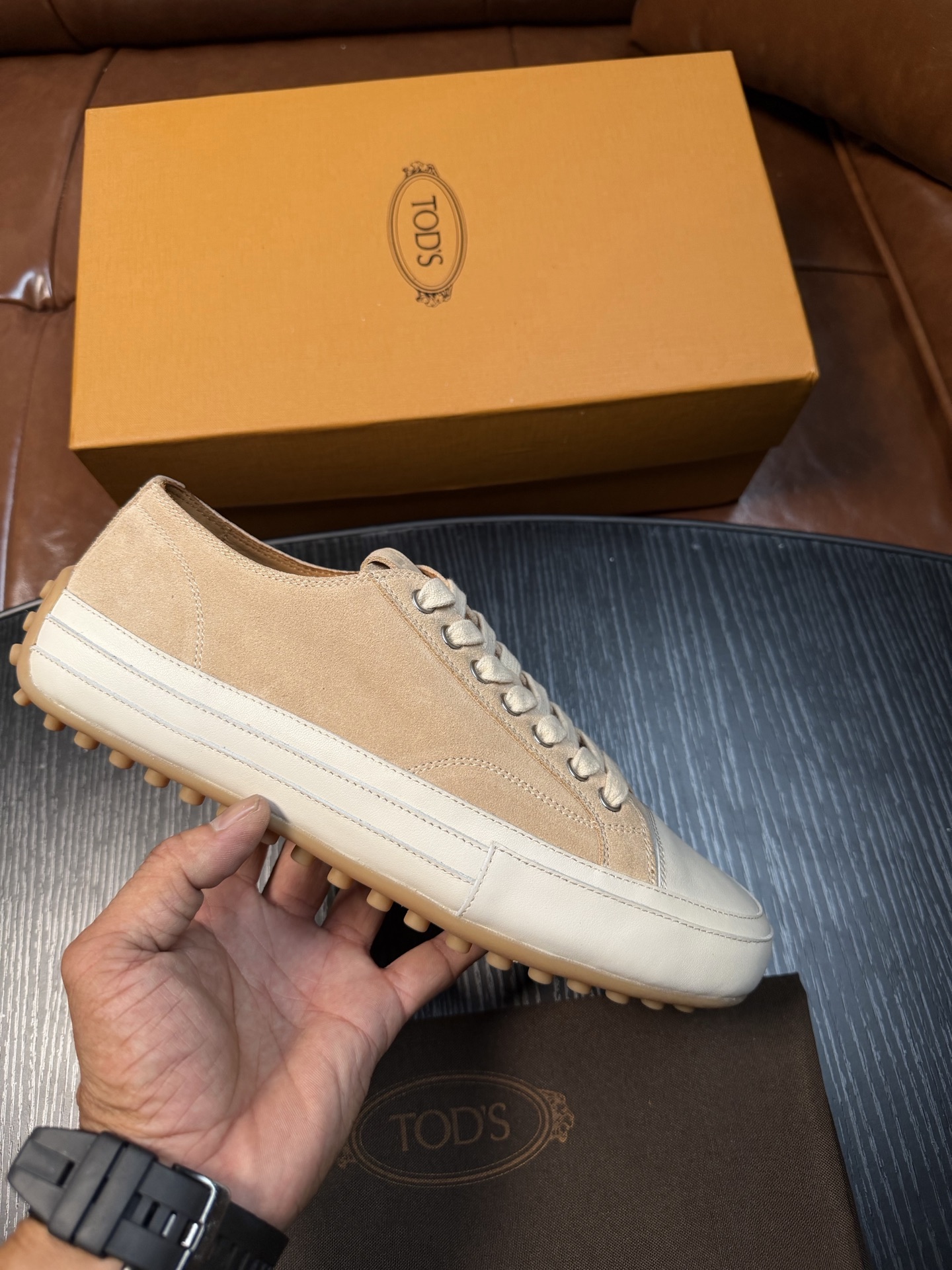 NO:888447,The upper design of TODS's sports and casual shoes incorporates basketball elements. It is made of velvety soft suede leather. It is lined with breathable water-dyed cowhide. The tongue is embellished with Tod’s logo printing. The rubber sole is embellished with special three-dimensional details. The entire car line is solid.  It also has aesthetic design and comfortable foot feel. It interprets craftsmanship with elegant and refined urban taste. Exquisite workmanship, stable and comfortable rubber sole, casual and versatile, it is an evergreen shoe cabinet. Size 39-44, 3845 custom-made, Tod's, cowhide19860909TODS托德斯本款运动休闲鞋鞋面设计融入篮球元素,以丝绒般柔软的翻绒革制成,精选透气水染牛皮内里,鞋舌上点缀Tod’s标识印花,橡胶鞋底点缀特别的立体感细节,全车线牢固又有美学设计,脚感舒适.以优雅精致的都市品位,诠释匠心工艺.做工精致,橡胶鞋底平稳舒适,休闲百搭,是鞋柜常青款.码数39-44,3845订做,,Tod's,cowhide,Men's shoes