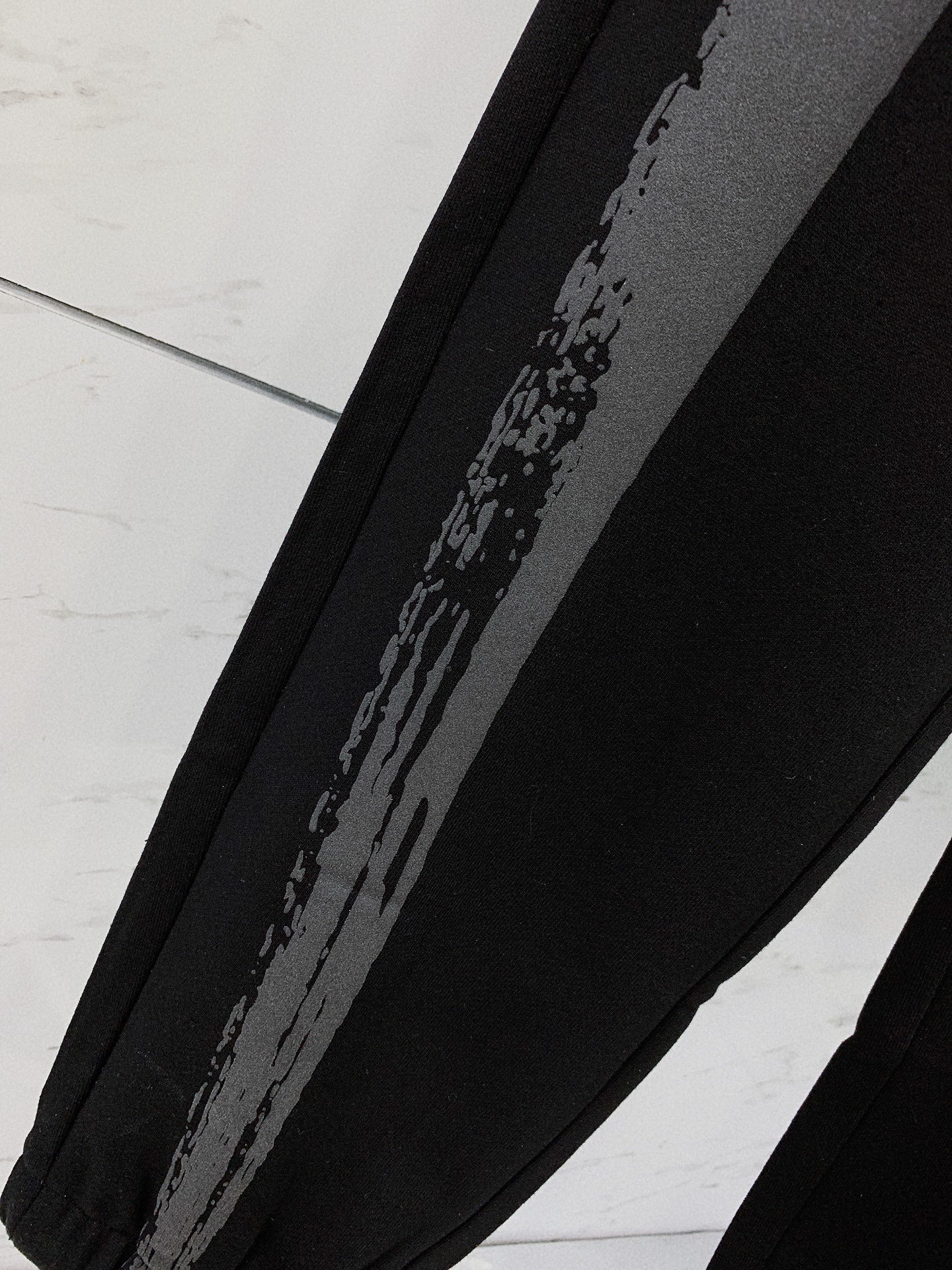 Y32023秋冬新款休闲裤！官网同步发售品牌经典LOGO休闲裤定制面料舒适度极好手触感强烈辨识度极高完美