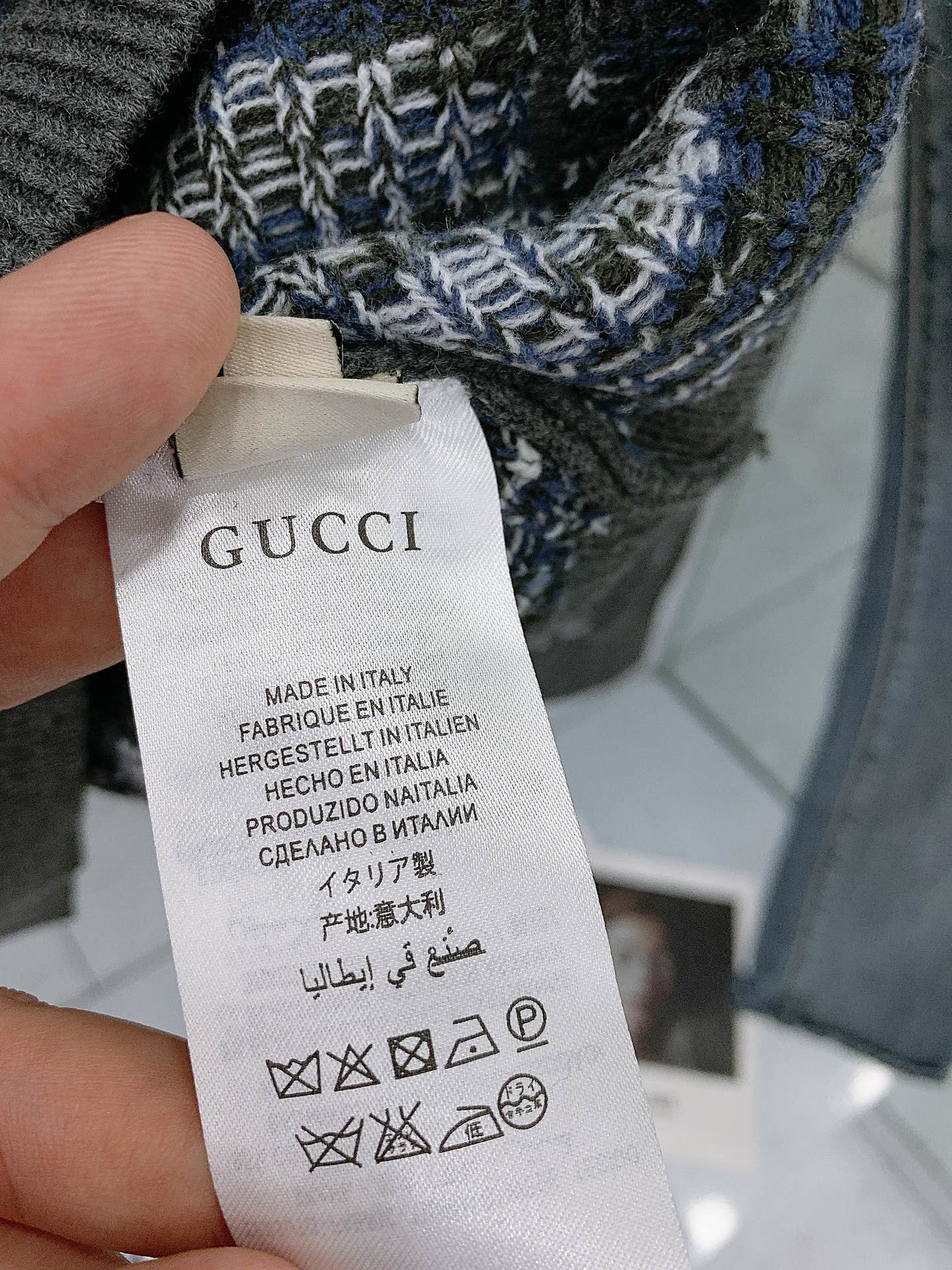 Gucci古驰2023AW秋冬新品ꫛꫀꪝGoGG嵌花开衫针织单品继续以交替色调呈现GG标识,而山羊绒单品
