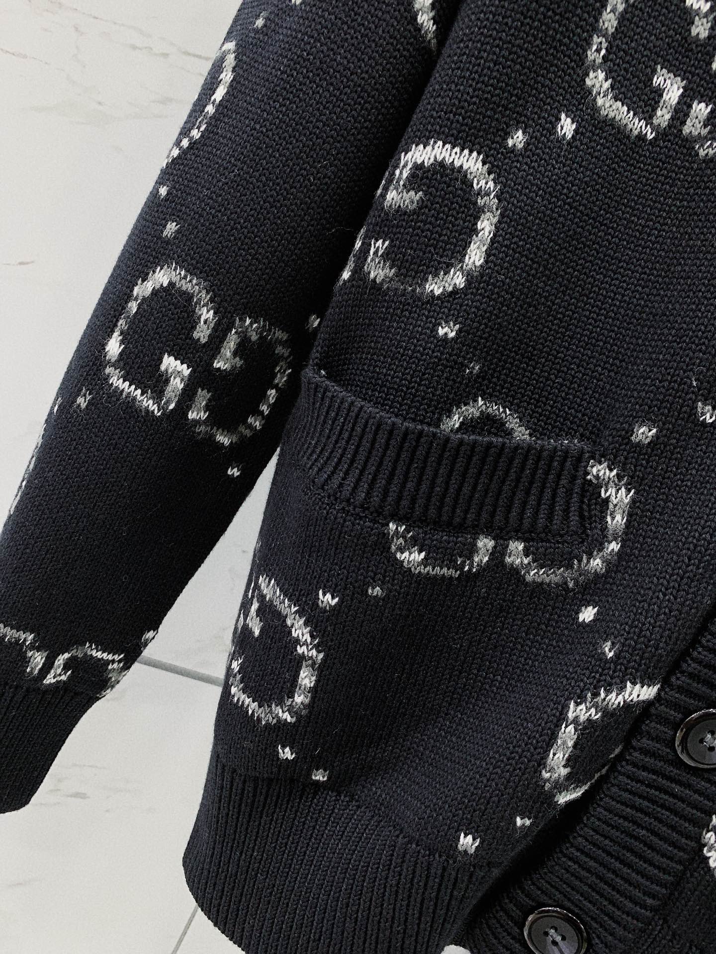 Gucci古驰2023AW秋冬新品ꫛꫀꪝGoGG嵌花开衫针织单品继续以交替色调呈现GG标识,而山羊绒单品