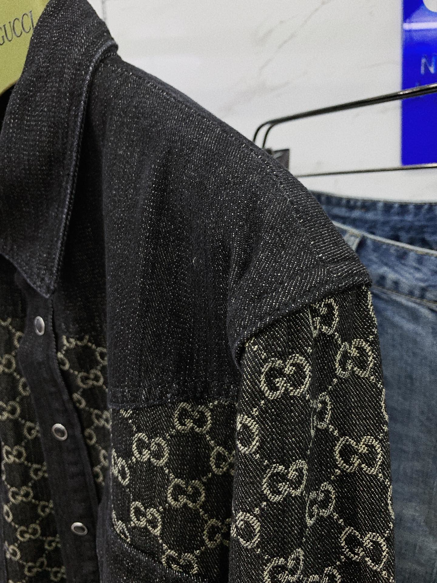 Gucci古驰2023AW秋冬新品ꫛꫀꪝGoGG提花牛仔外套品牌标识贯穿整个系列探索百搭风格的可能性成衣