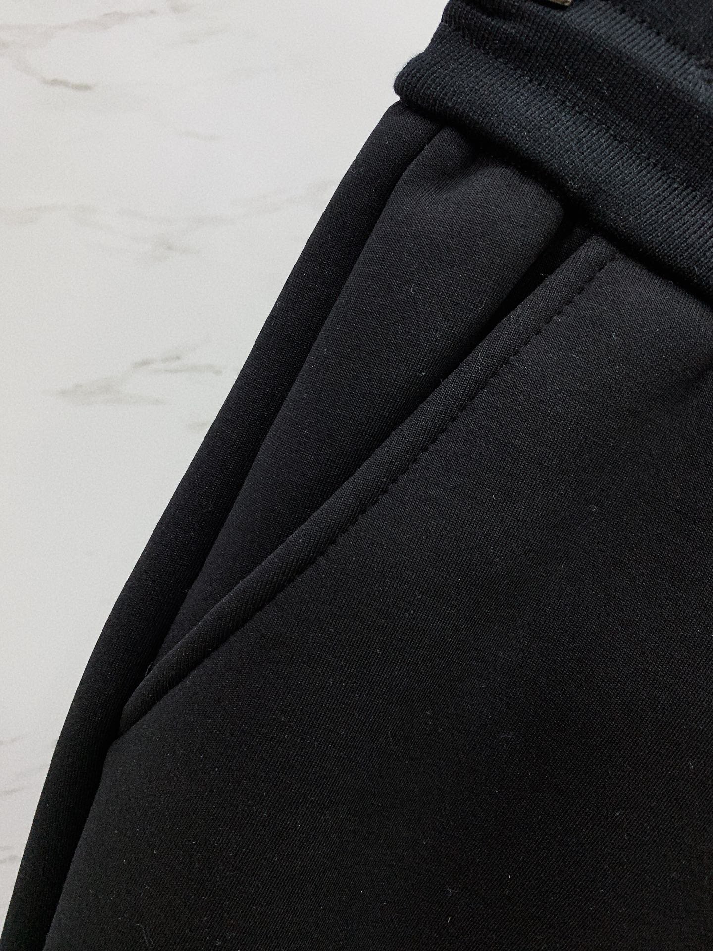 LouisVuitton路易威登2023AW秋冬新品ꫛꫀꪝGo时尚加绒款休闲裤双层针织定制的面料客供五金