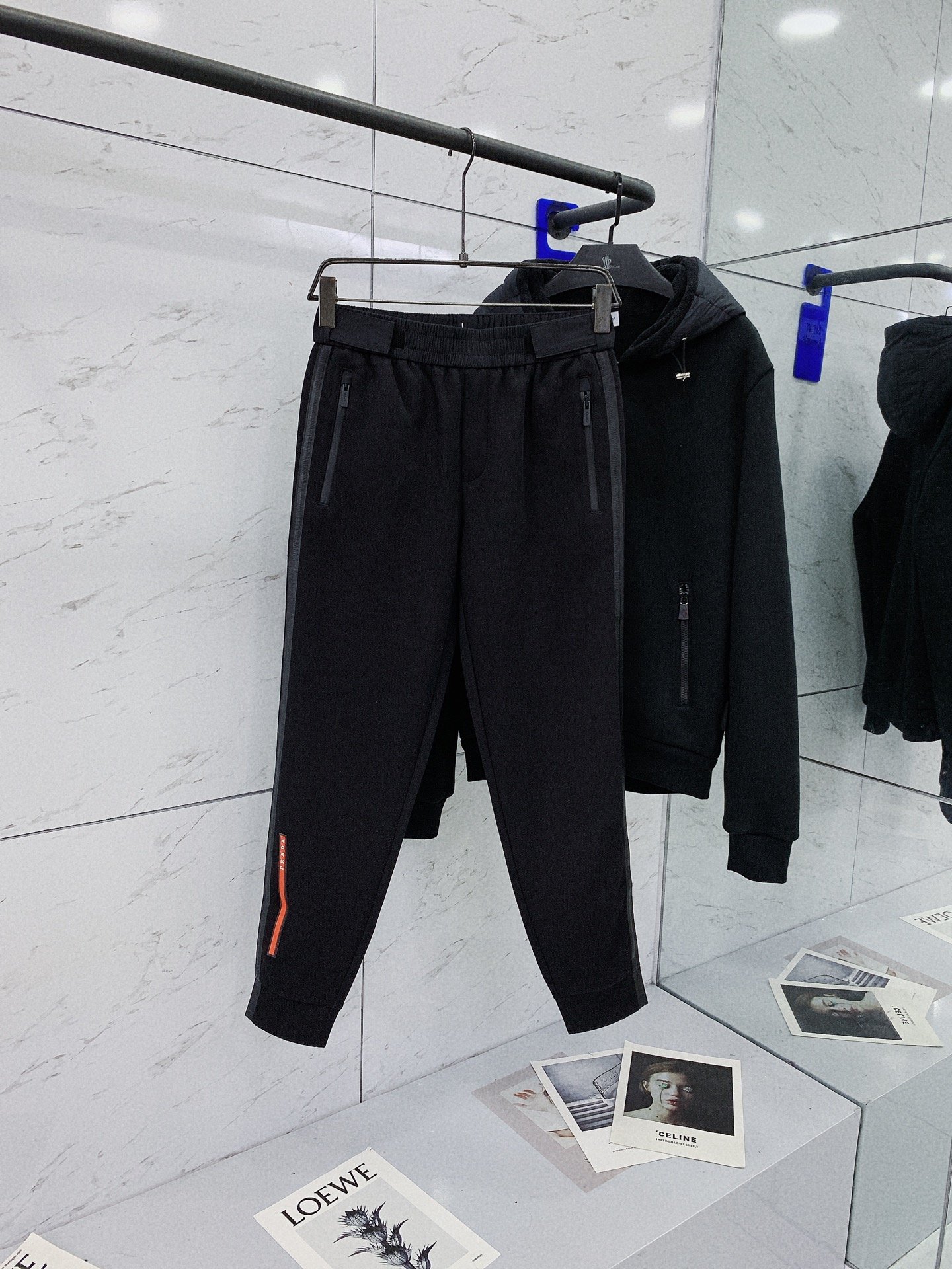 Prada普拉达2023AW秋冬新品ꫛꫀꪝGoSidelineHooded红侧腰标卫裤今年最热最经典的款