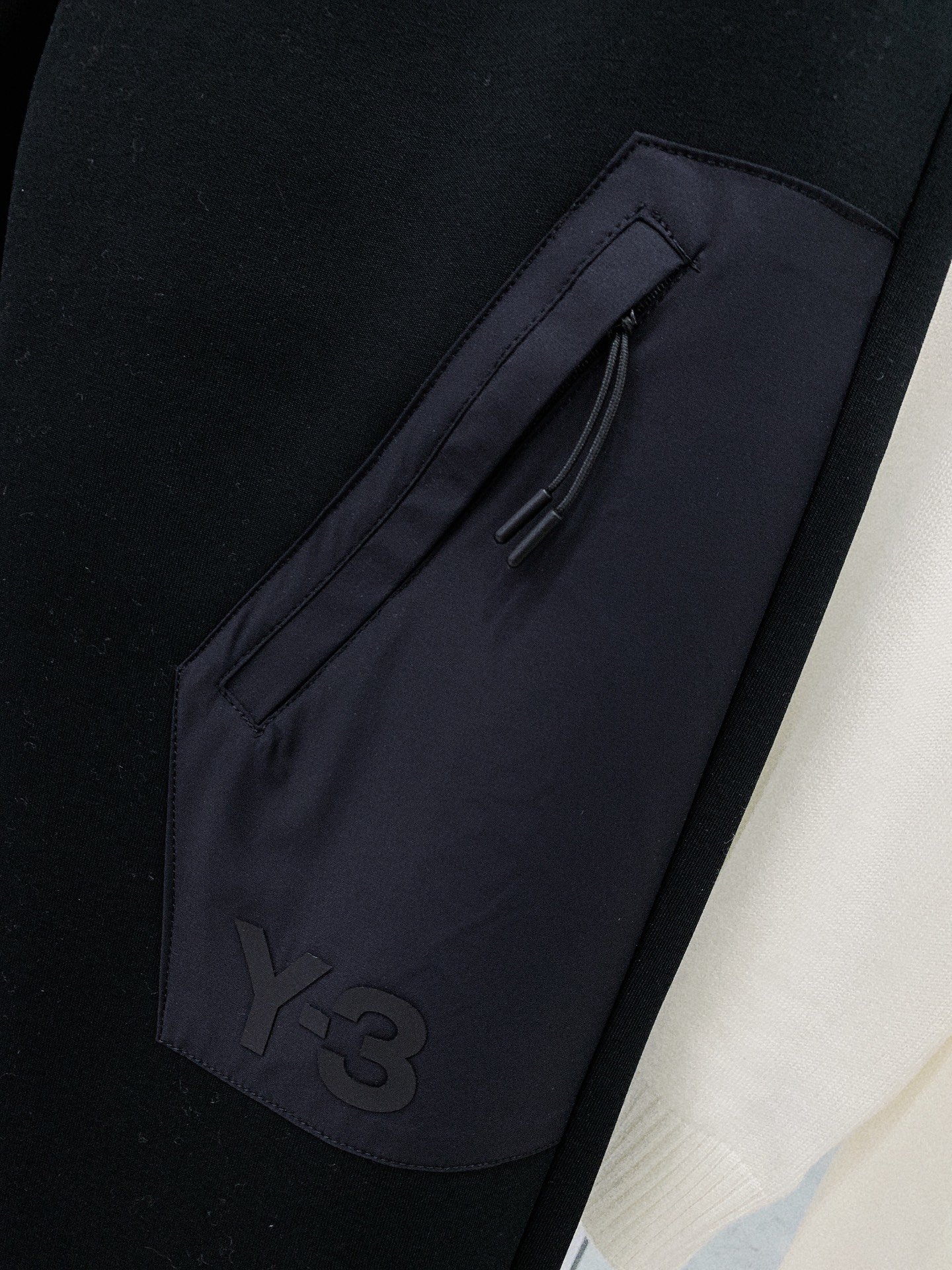 Y32023秋冬新款休闲裤！官网同步发售品牌经典LOGO休闲裤定制面料舒适度极好手触感强烈辨识度极高完美
