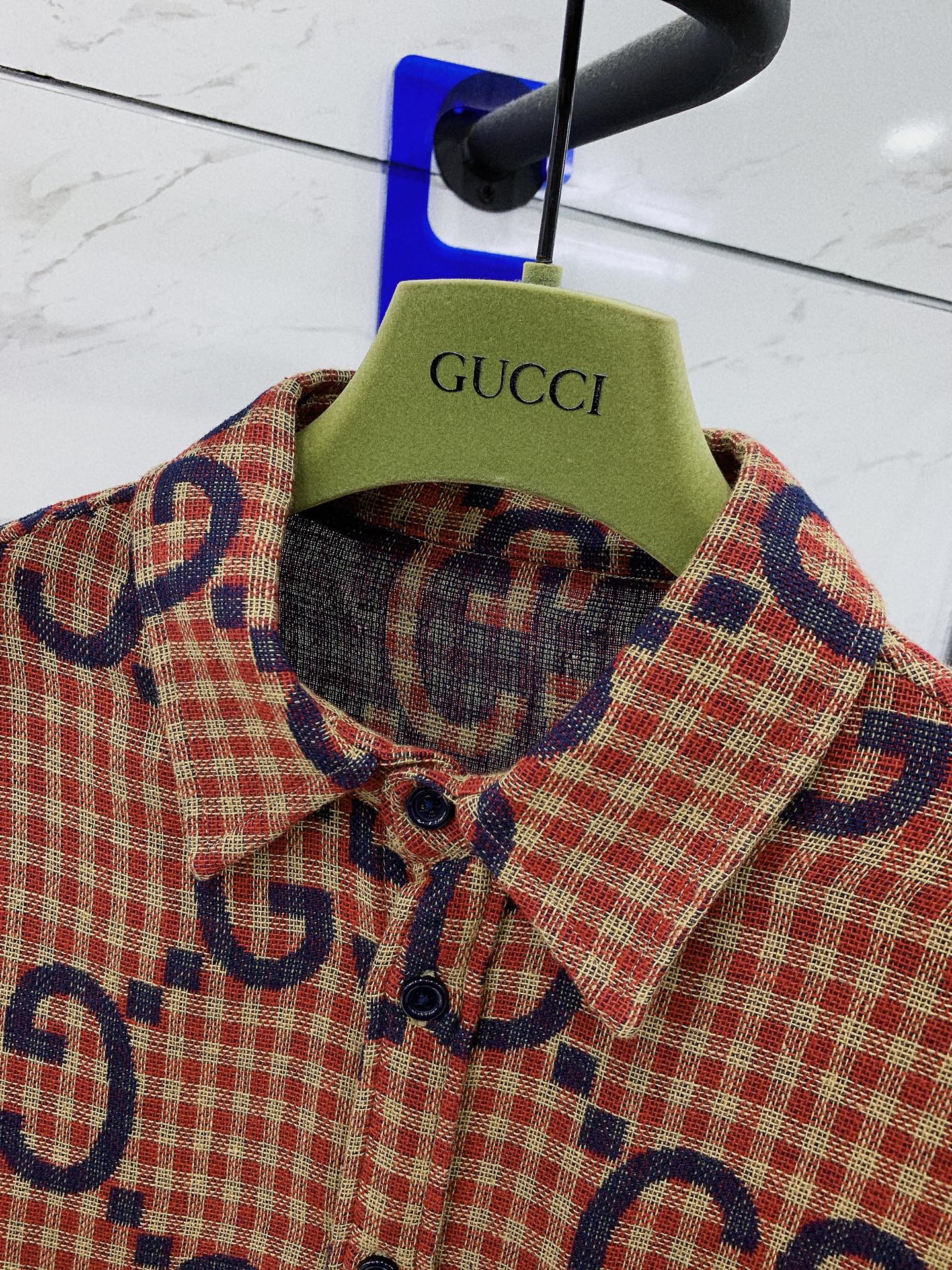 Gucci古驰2024SS早春新品ꫛꫀꪝGoGG满印衬衫进口定制面料经典字母交织图案以超大尺寸亮眼呈现于
