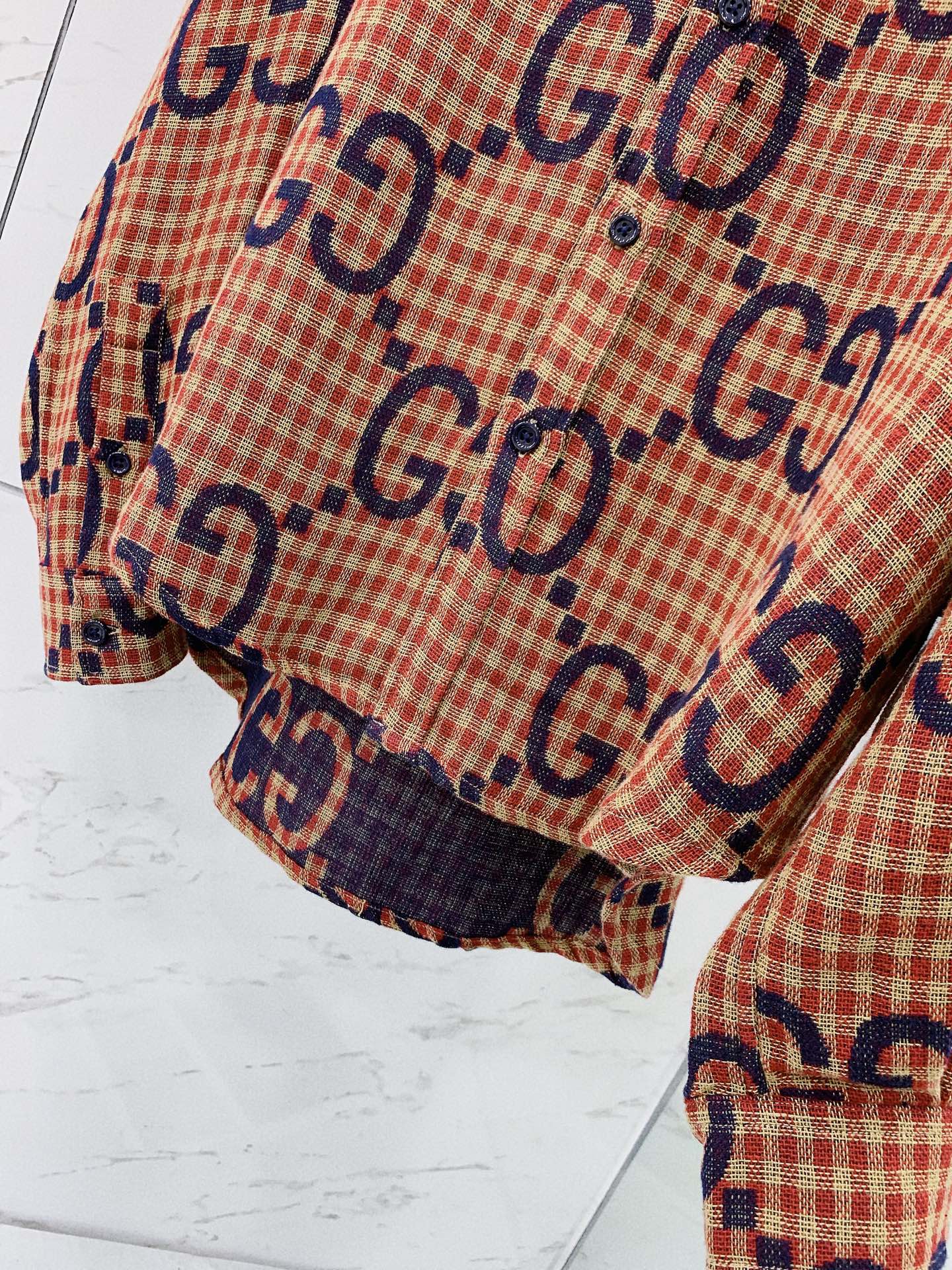 Gucci古驰2024SS早春新品ꫛꫀꪝGoGG满印衬衫进口定制面料经典字母交织图案以超大尺寸亮眼呈现于