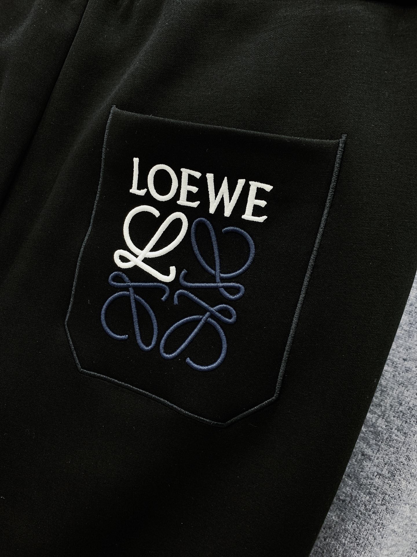 Loewe罗意威2024SS早春新品男士休闲卫裤甄选优质面料打造独特设计缔造简约线条感版型不挑人客供定制