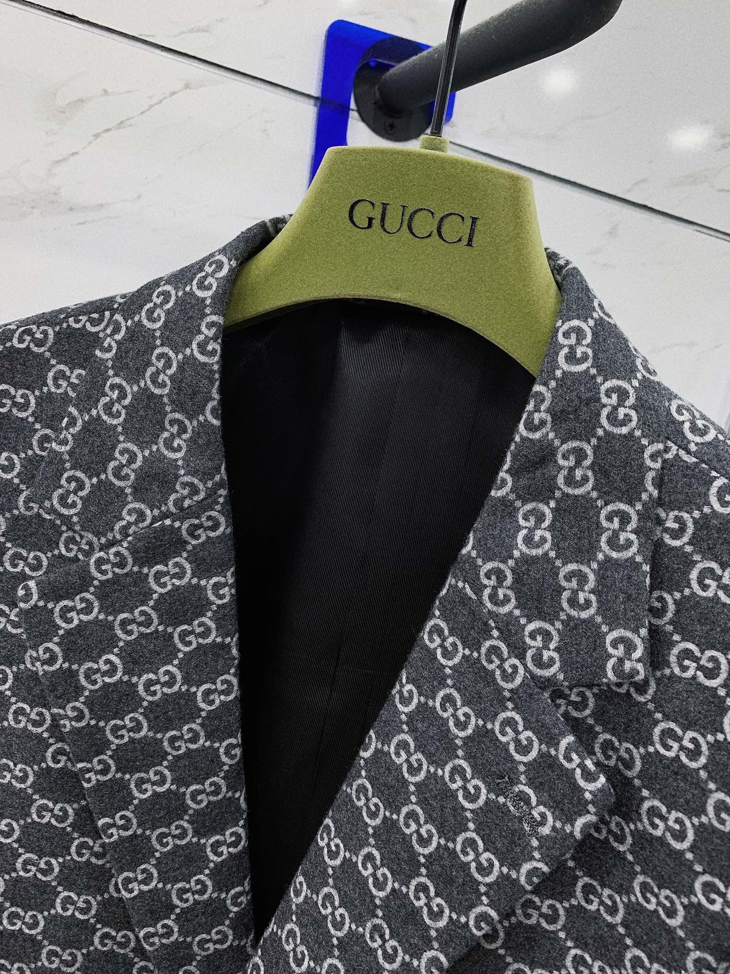 Gucci古驰2024SS早春新品满印休闲单西典藏标识细节每一季都会通过全新款型焕新演绎GG图案在深灰色