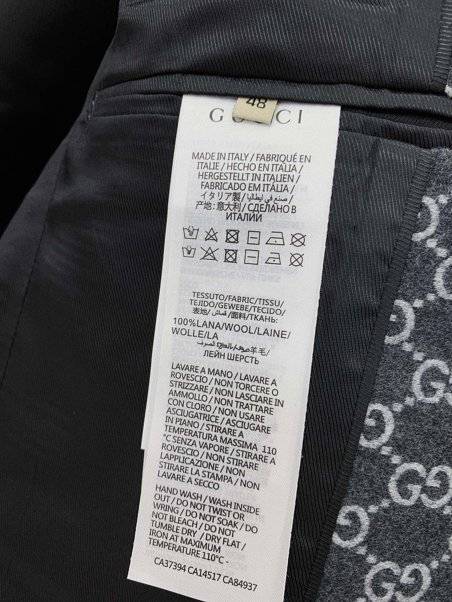 Gucci古驰2024SS早春新品满印休闲单西典藏标识细节每一季都会通过全新款型焕新演绎GG图案在深灰色