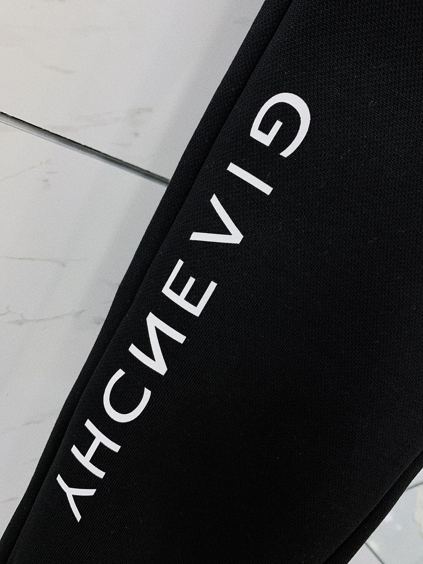 Givenchy纪梵希2024SS春夏新品抽绳刺绣休闲裤！时尚系列独特拼料设计抽绳休闲裤订纱开始订染和订