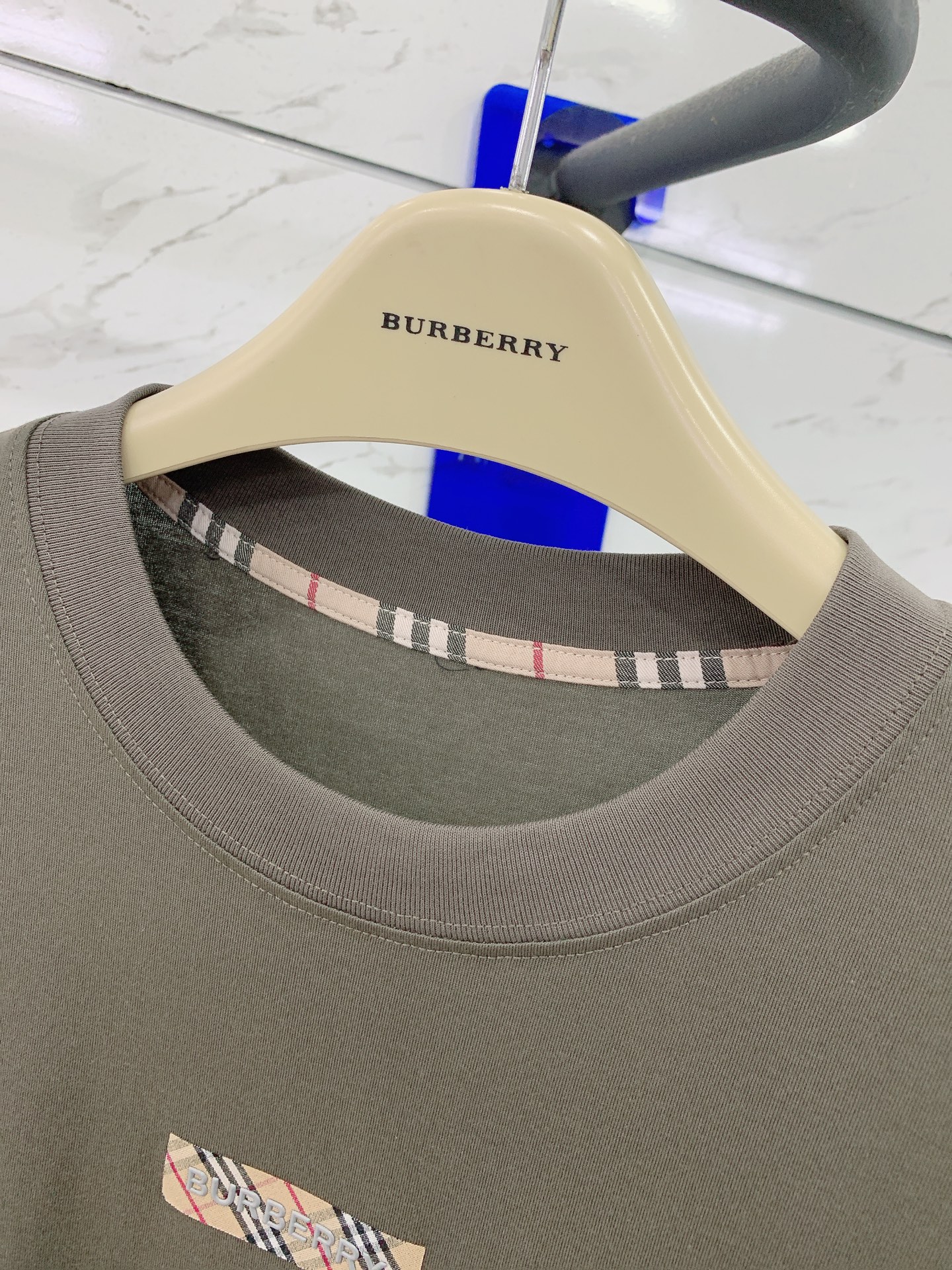 Burberry巴宝莉2024SS春夏新品时尚休闲短袖甄选优质高支纯棉打造整体宽松的版型配置胸前格纹字母