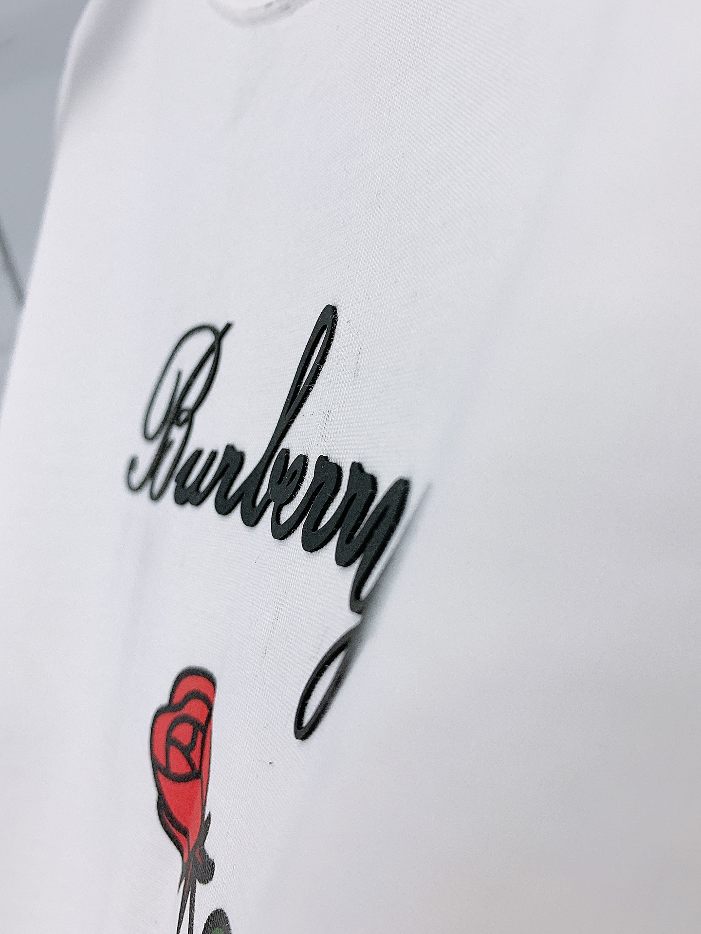 Burberry巴宝莉2024SS春夏新品休闲印花短袖甄选优质高支纯棉打造整体宽松的版型配置胸前字母花朵