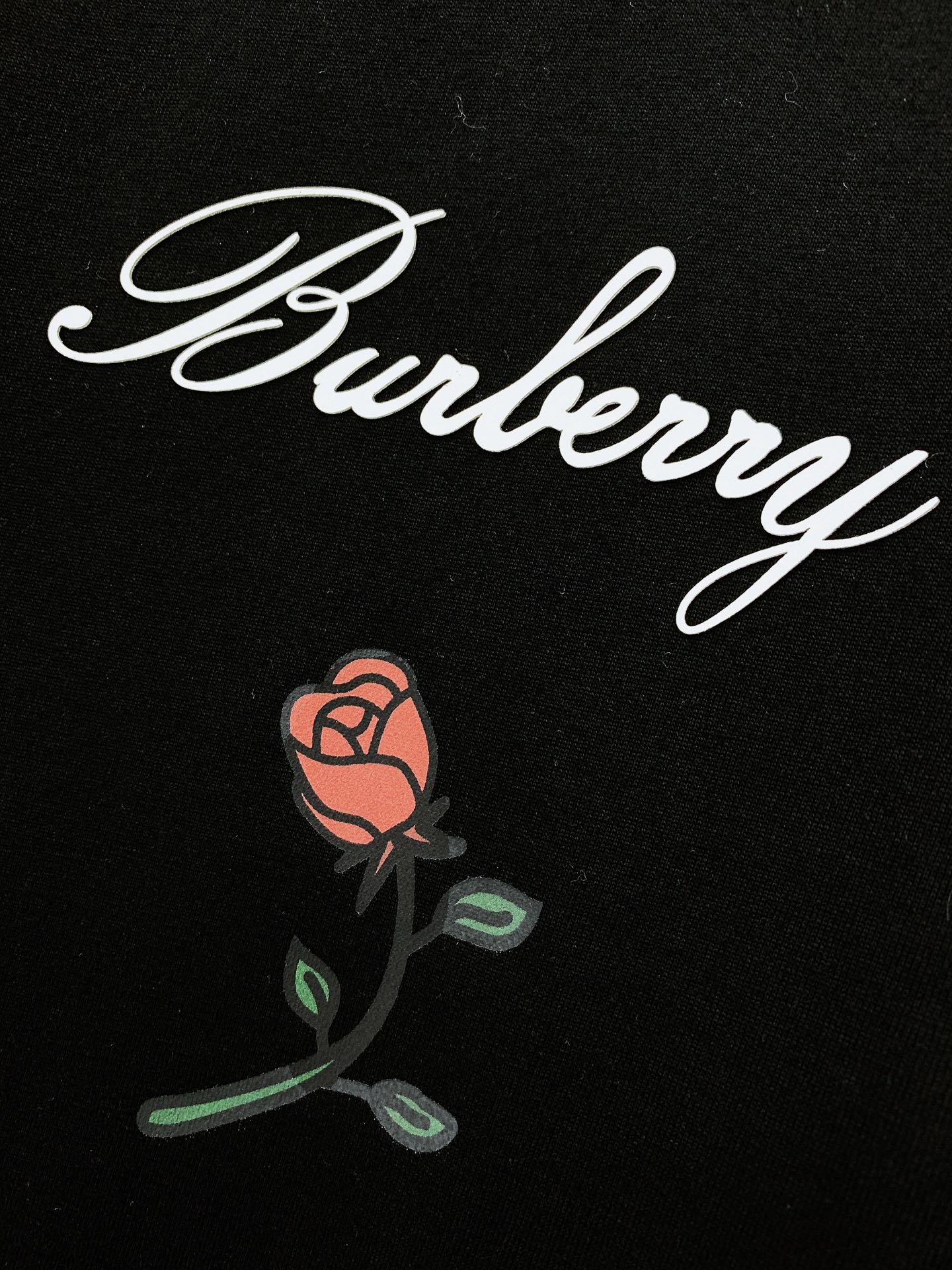 Burberry巴宝莉2024SS春夏新品休闲印花短袖甄选优质高支纯棉打造整体宽松的版型配置胸前字母花朵