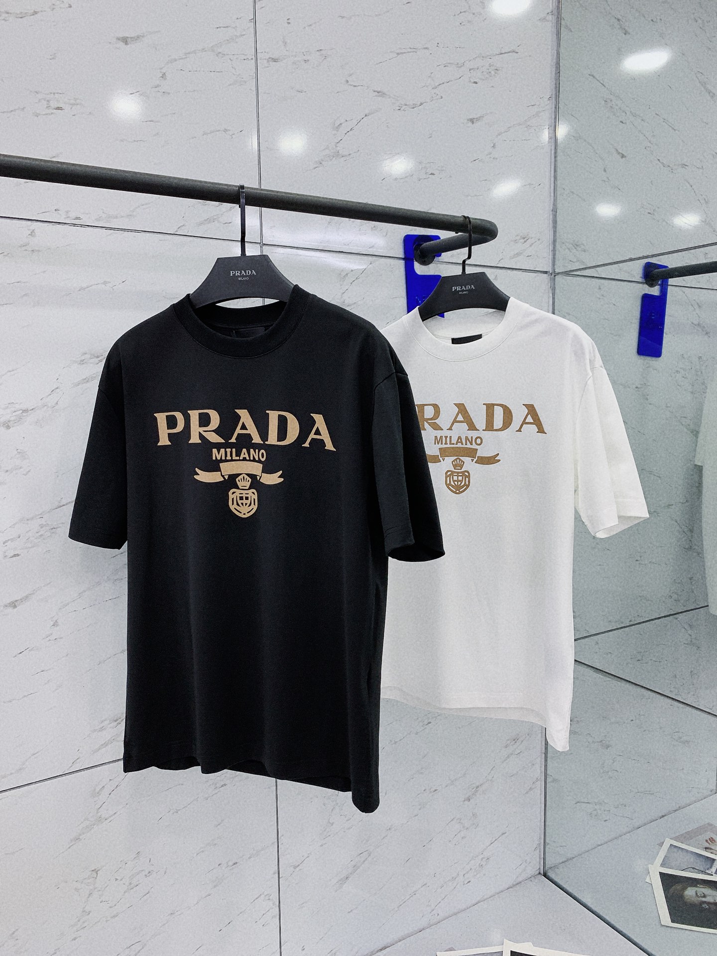 Prada普拉达2024SS春夏新品字母印花短袖重磅级尤物单品官网在售系列奢侈一线大牌的御用面料厂织造手