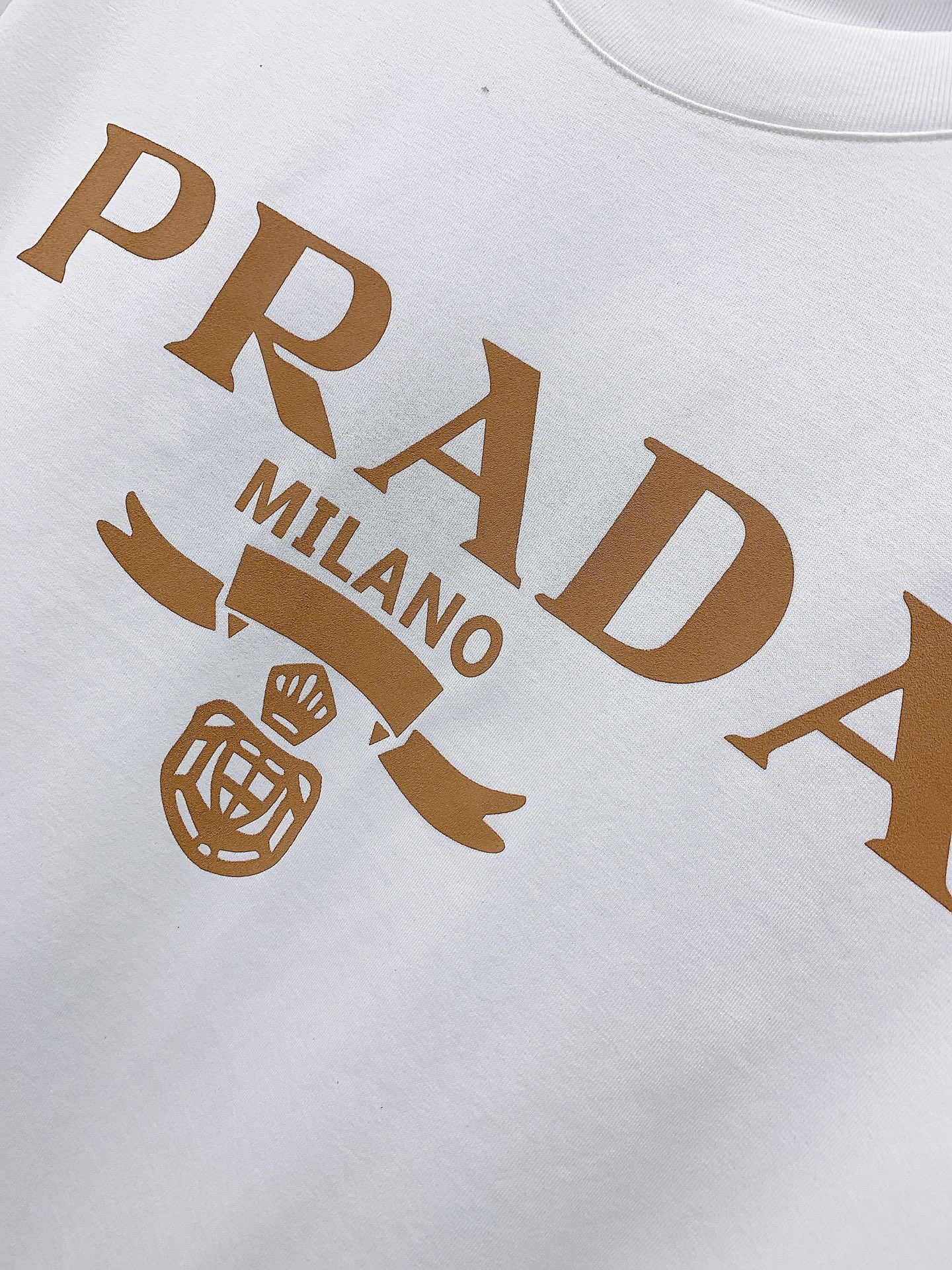 Prada普拉达2024SS春夏新品字母印花短袖重磅级尤物单品官网在售系列奢侈一线大牌的御用面料厂织造手