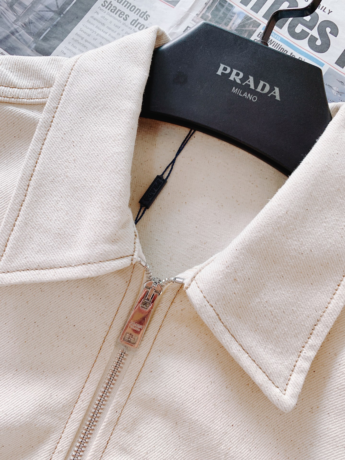 Prada 普拉达 牛仔衬衫夹克进口漂白丹宁斜纹面布，方正剪裁传统衣领，同色间面线贴布口袋，胸前涂珐琅金