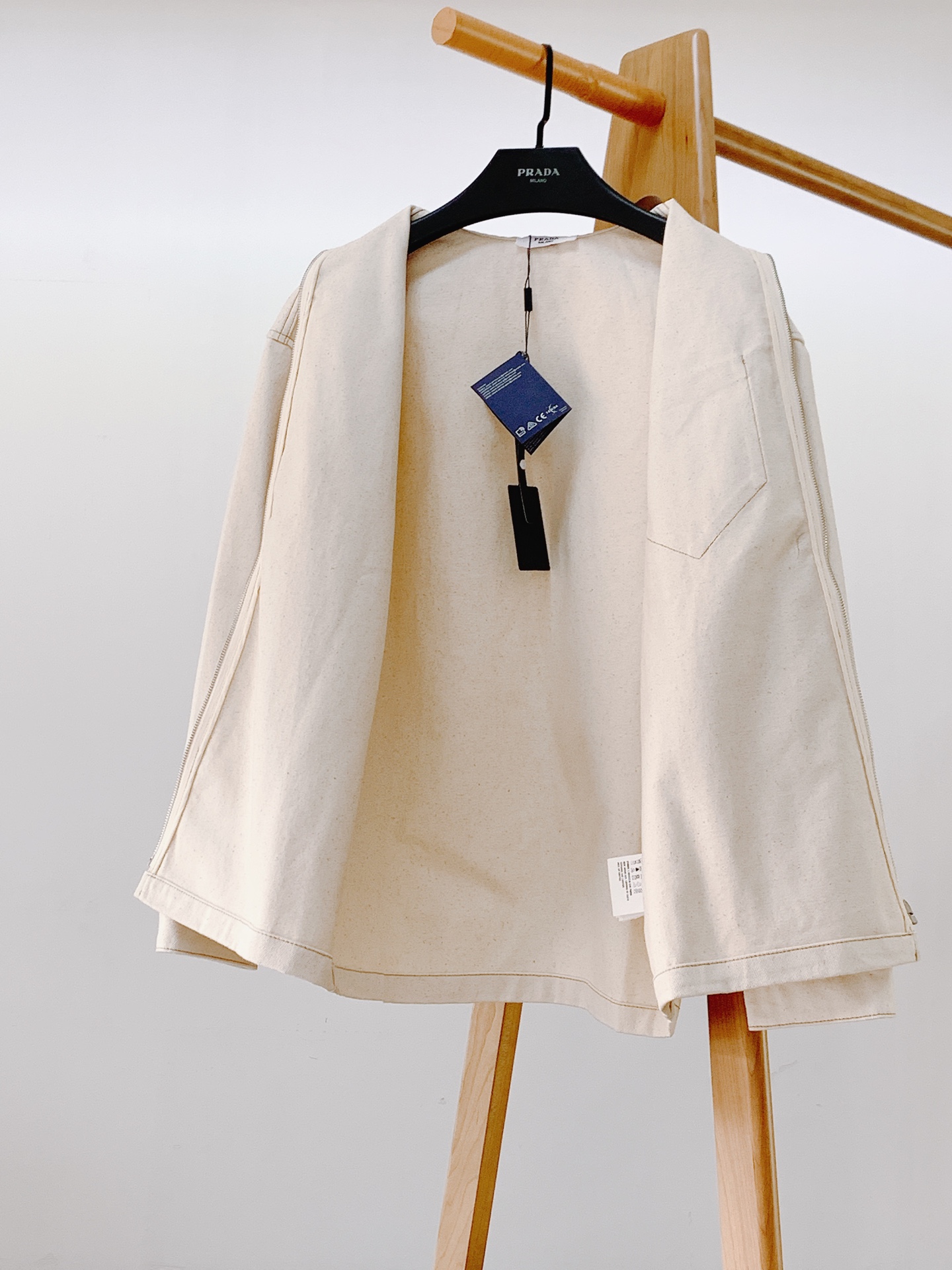 Prada 普拉达 牛仔衬衫夹克进口漂白丹宁斜纹面布，方正剪裁传统衣领，同色间面线贴布口袋，胸前涂珐琅金