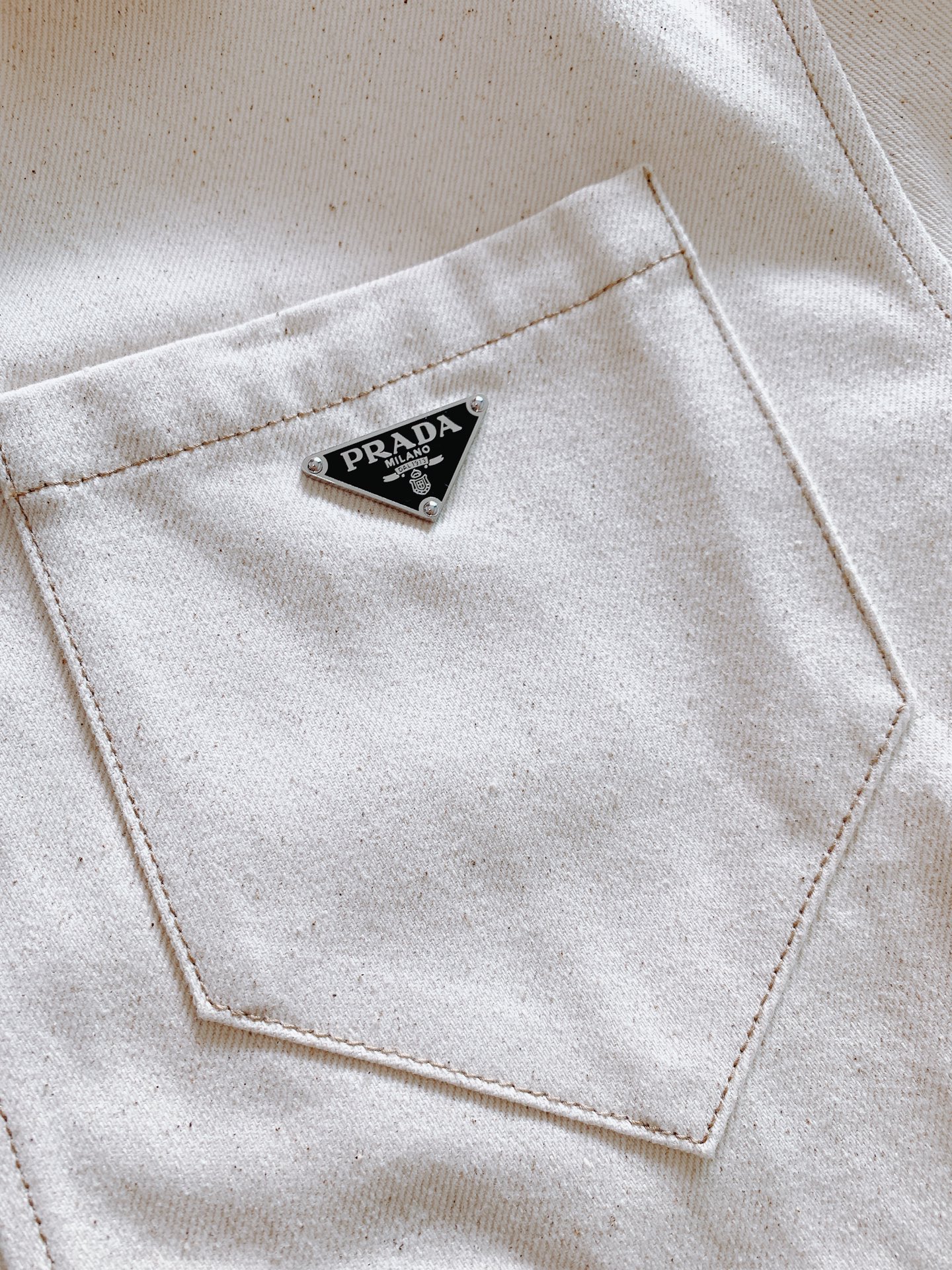 Prada 普拉达 牛仔衬衫夹克进口漂白丹宁斜纹面布，方正剪裁传统衣领，同色间面线贴布口袋，胸前涂珐琅金