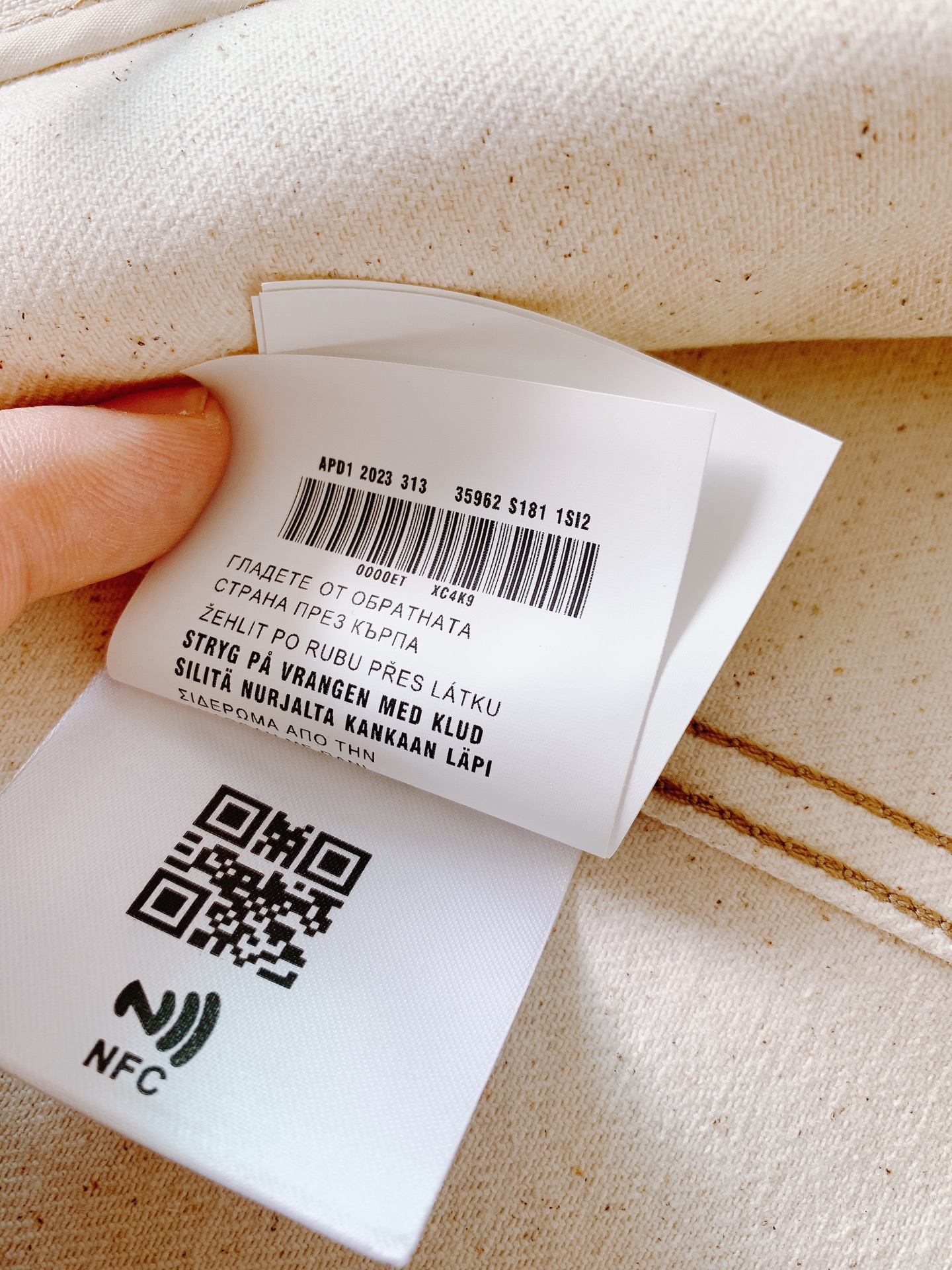 Prada 普拉达 牛仔衬衫夹克进口漂白丹宁斜纹面布，方正剪裁传统衣领，同色间面线贴布口袋，胸前涂珐琅金