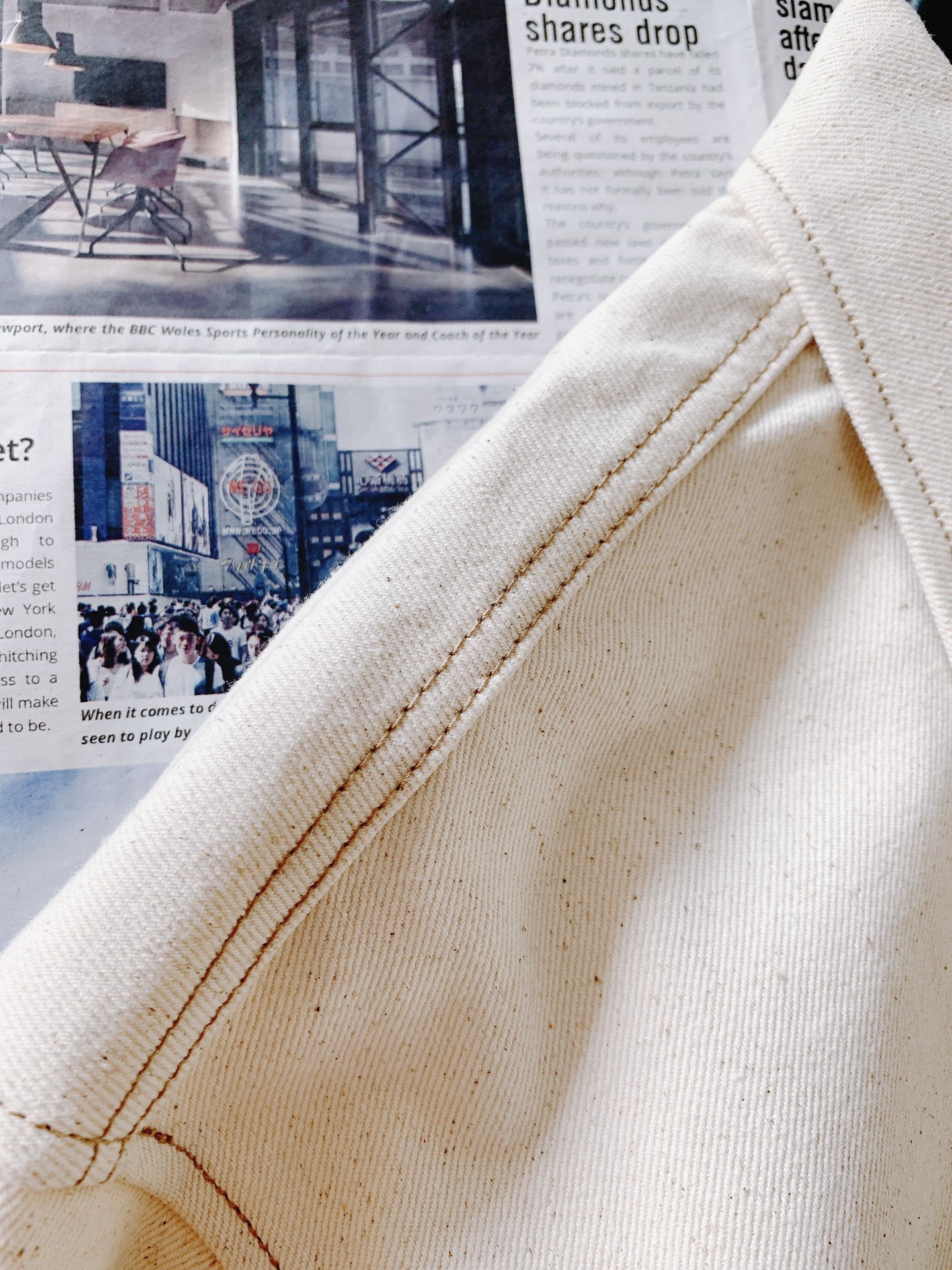 Prada 普拉达 牛仔衬衫夹克进口漂白丹宁斜纹面布，方正剪裁传统衣领，同色间面线贴布口袋，胸前涂珐琅金