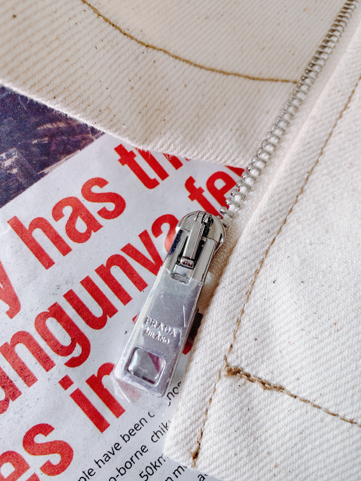 Prada 普拉达 牛仔衬衫夹克进口漂白丹宁斜纹面布，方正剪裁传统衣领，同色间面线贴布口袋，胸前涂珐琅金