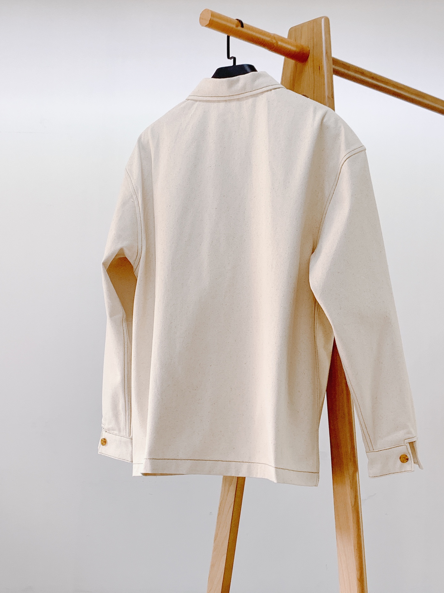 Prada 普拉达 牛仔衬衫夹克进口漂白丹宁斜纹面布，方正剪裁传统衣领，同色间面线贴布口袋，胸前涂珐琅金