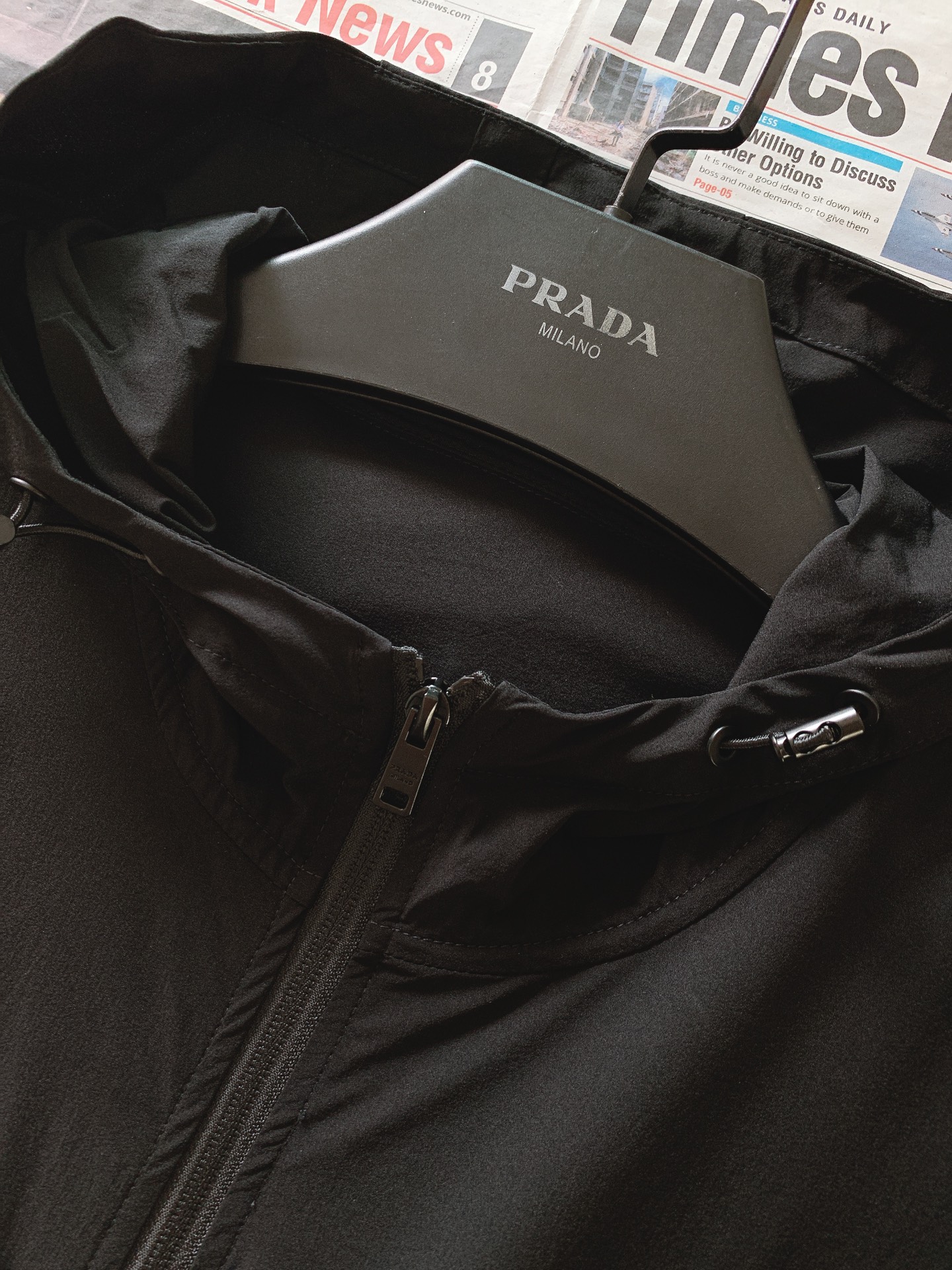Prada普拉达2024SS春夏新品连帽防晒外套渠道精品宽松体常规设计裁剪,兼具个性时尚范儿,与生俱来的