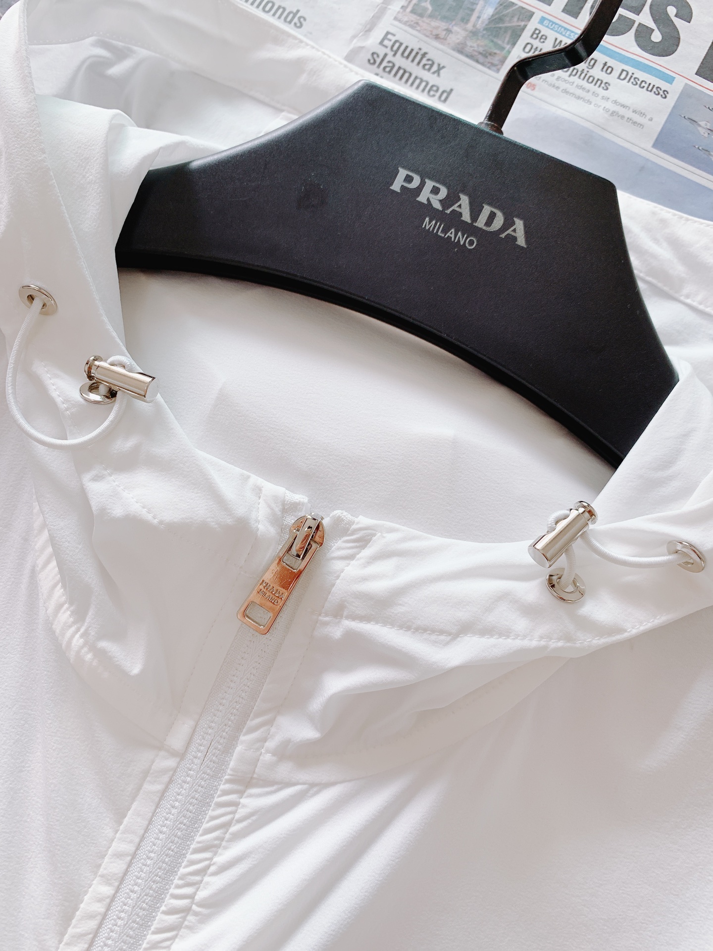 Prada普拉达2024SS春夏新品连帽防晒外套渠道精品宽松体常规设计裁剪,兼具个性时尚范儿,与生俱来的