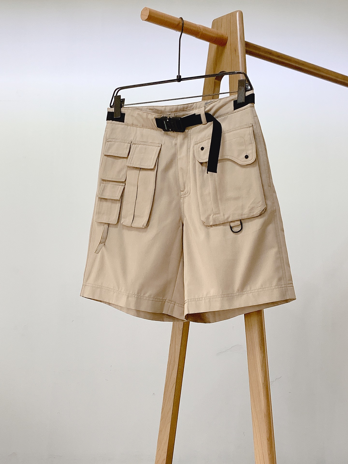 NO:131993,Dior Homme functional tool design shorts, with a unique locking design on the waist, which makes it more functional, retains a loose tooling silhouette, and maintains practicality. In addition to the general oblique insertion bag, there are also more side-seamed pockets and rear pockets, which can be placed in categories, mobile phones, keys, etc., which are not easy to bulge. The four-fold concealed buckle also allows small objects to be placed properly. One of them is paired with a zipper and a saddle flap, with the left side decorated with the same color band, and the belt is decorated with a classic resin buckle, showing exquisiteness. A full set of matte black engraving hardware accessories, access control is equipped with the same color zipper S size 50 waist 78 hip circumference 56 M size trouser length 52 waist circumference 82 hip circumference 58 L size trouser length 54 waist circumference 86 hip circumference 60 XL size trouser length 56 waist circumference 90 hip circumference 62  ……………………………………………………………………… SizeS-XL,,dior,dior,shorts,alexander wang19860909Dior Homme 迪奥·桀傲 机能工装设计短裤,腰身带有独特的锁扣设计更显机能风,保留了宽松工装廓形,多口袋设计保持了实用性,除了一般斜插袋,还多出侧缝口袋、后袋,可分类放置手机、钥匙等,不易鼓包,四合暗扣也让小物件能放得稳当.其中一个搭配拉链和马鞍翻盖,左侧饰以同色调饰带,腰带点缀以经典的树脂带扣,尽显精致.全套哑光黑刻字五金配件、门禁设有同色系拉链 S码 裤长50 腰围78 臀围56 M码 裤长52 腰围82 臀围58 L码 裤长54 腰围86 臀围60 XL码 裤长56 腰围90 臀围62 …………………………………………………… SizeS-XL,,dior,dior,shorts,alexander wang,Men's clothing