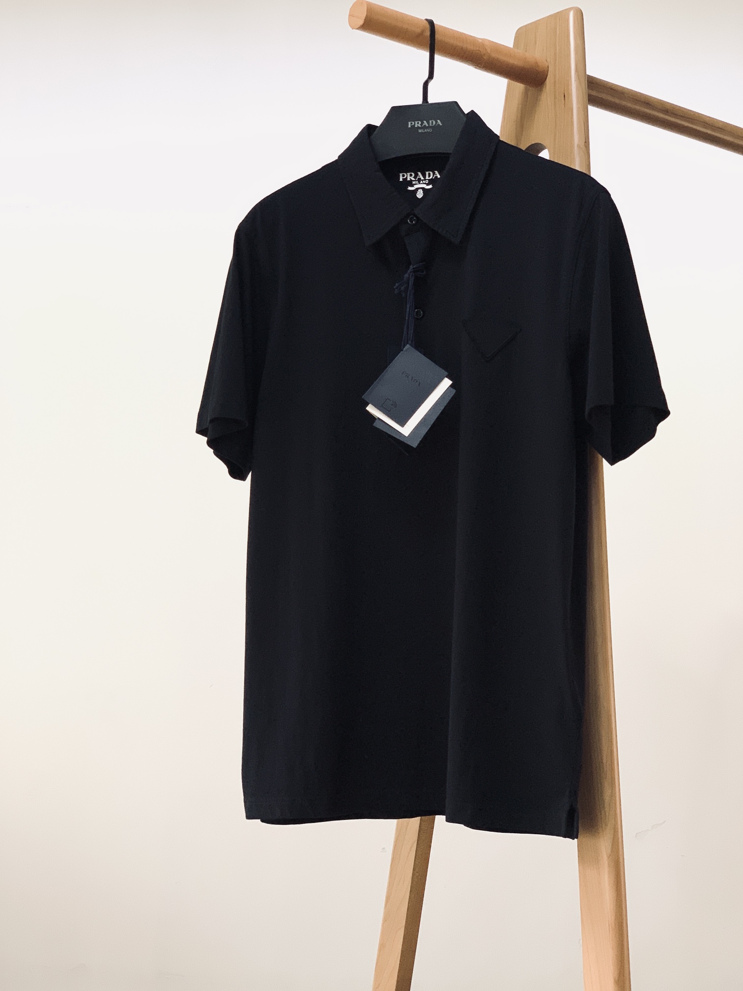 NO:135792,Prada casual lapel short sleeves, suitable for business, suitable for casual!  Customer-supplied high-quality pure cotton fabric, simple and clean version design, customer-supplied hardware and auxiliary materials decoration, classic triangle logo on the chest, unique cutting process, crisp and natural style, extremely comfortable touch, excellent fit. Casual business must-have items S-size clothes 69 bust 102 shoulder width 43.5 sleeve length 21 M-size clothes 71 bust 106 shoulder width 45 sleeve length 22 L-size clothes 73 bust 110 shoulder width 46.5 sleeve length 23 XL-size clothes 75 bust 114 shoulder width 48 sleeve length 24 ……………………………………………………………………………………………………………………………………………………………………………………………………………………………………………………………………………………………………………………………………………………………………………………………………………………………………………………………………………………………………………………………………………………………………………………………………………………………………………………………………………………………………………………………………………………………………………………………………………………………………………………………………………………………………………………………………………………………19860909Prada 普拉达 休闲翻领短袖,宜商务 宜休闲！客供优质高支纯棉面料打造,简约净版设计,客供五金辅料装饰,胸前经典三角标识,独特裁剪工艺,版型的挺括自然,触感极为舒适,贴身性能绝佳.休闲商务必备单品 S码衣长69 胸围102 肩宽43.5 袖长21 M码衣长71 胸围106 肩宽45 袖长22 L码衣长73 胸围110 肩宽46.5 袖长23 XL码衣长75 胸围114 肩宽48 袖长24 …………………………………………………… SizeS-XL,,prada,prada,T-shirt,alexander wang,Men's clothing