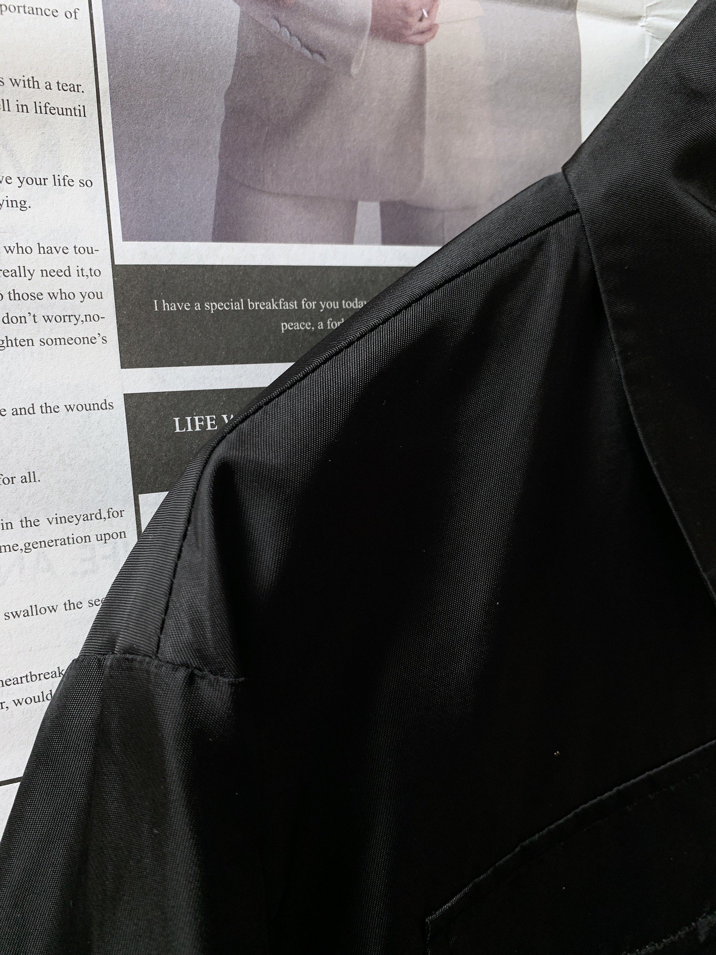 Prada普拉达2024SS早春新品新款工装夹克外套这款极简夹克取材Re-Nylon再生尼龙打造表达现代