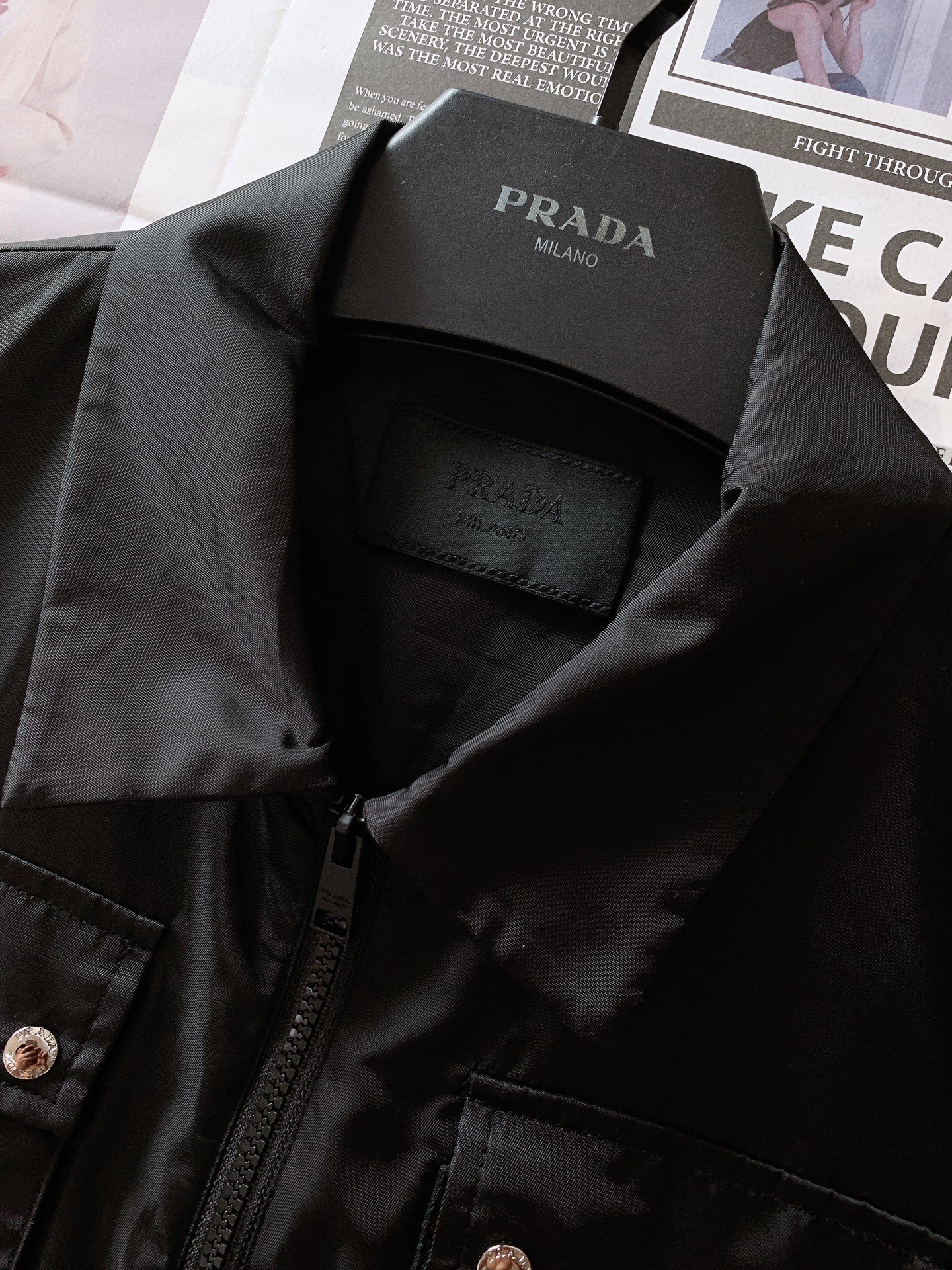 Prada普拉达2024SS早春新品新款工装夹克外套这款极简夹克取材Re-Nylon再生尼龙打造表达现代
