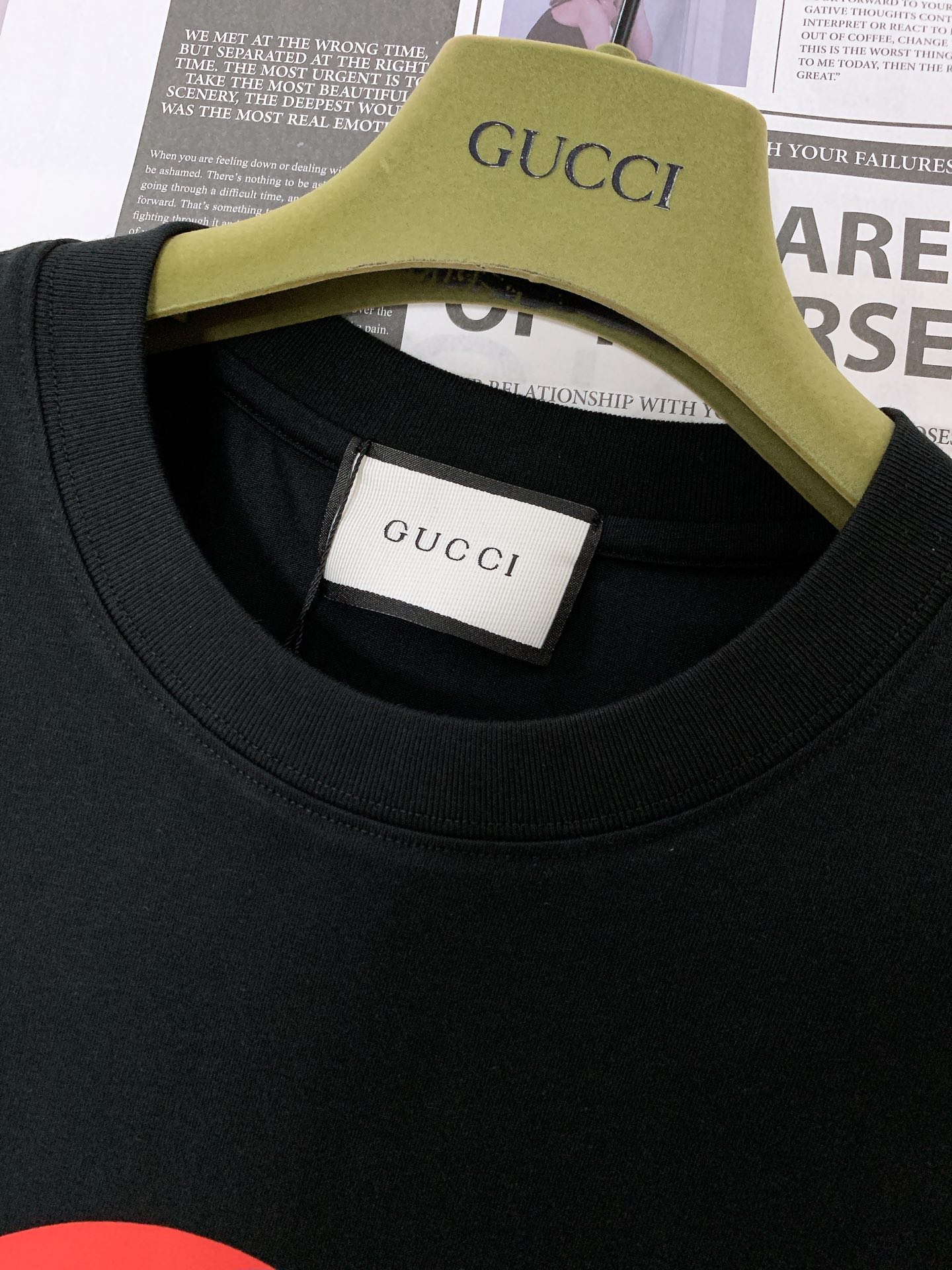Gucci古驰2024SS春夏新品GG印花圆领短袖T恤以缀饰活力印花的运动单品迎接温暖季节的到来品牌织带