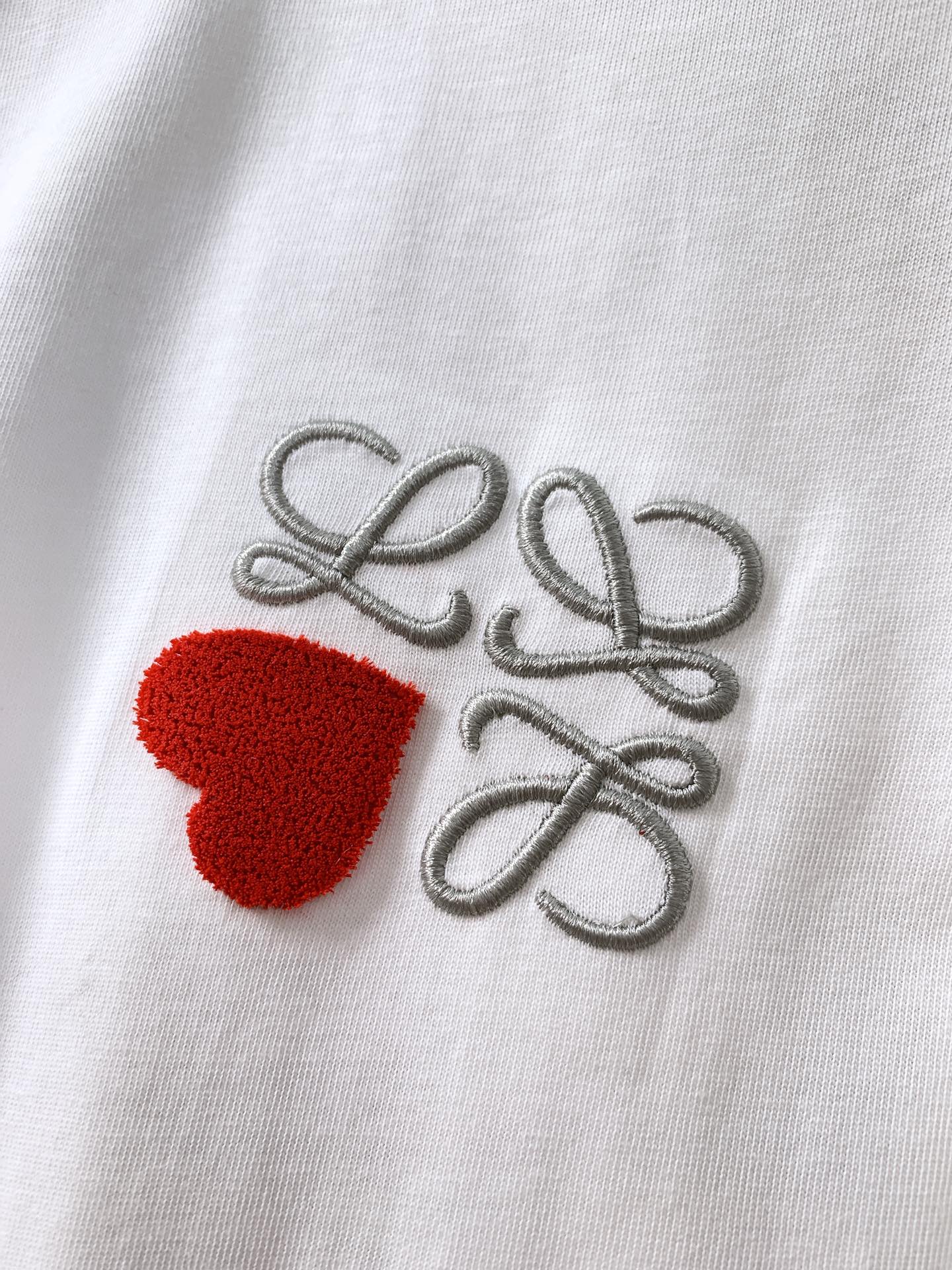 Loewe罗意威2024SS春夏新品七夕限定款情侣T恤衣橱必备的单品之一出镜率极高简单而个性鲜明任何场合