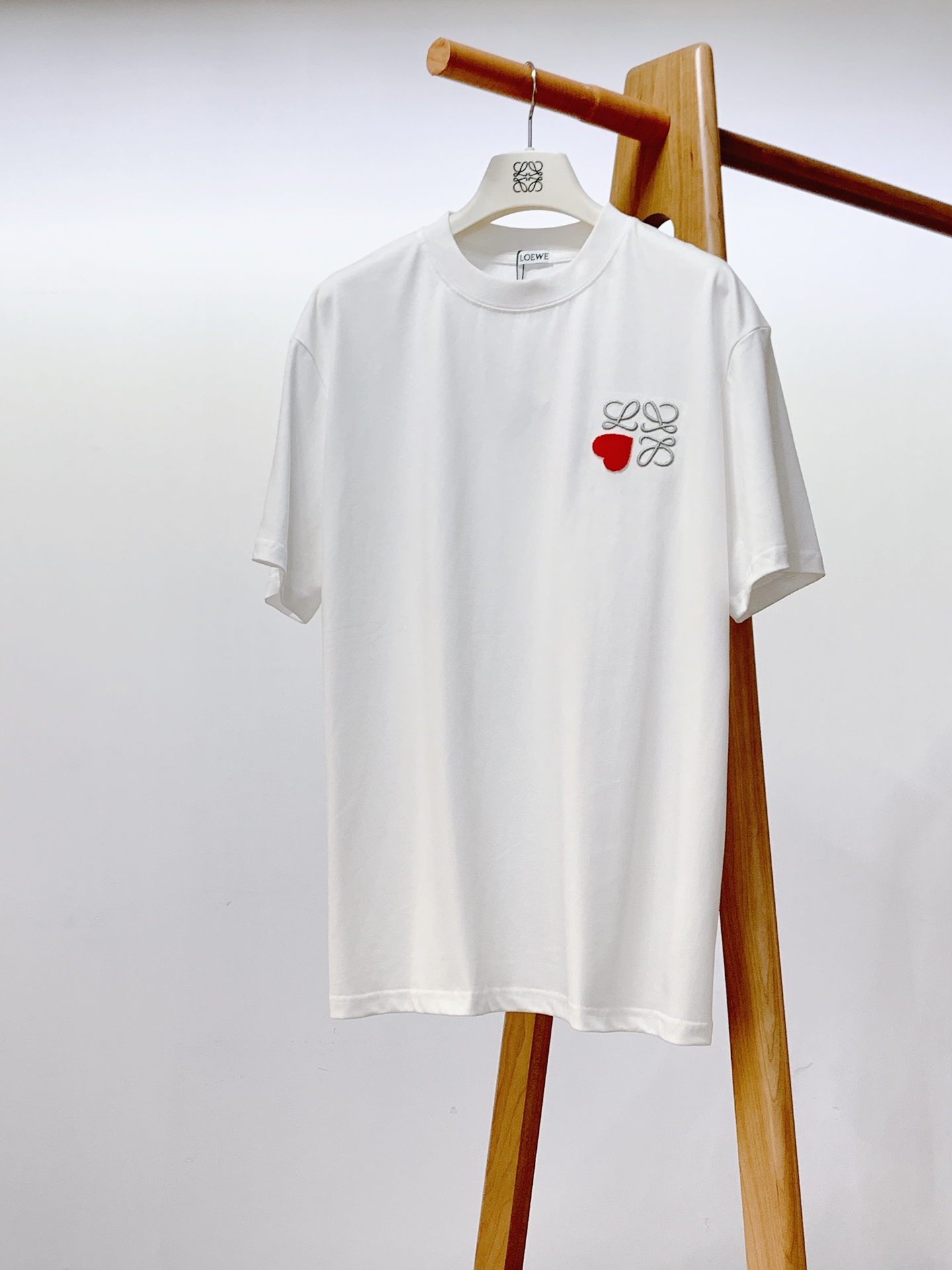 Loewe罗意威2024SS春夏新品七夕限定款情侣T恤衣橱必备的单品之一出镜率极高简单而个性鲜明任何场合